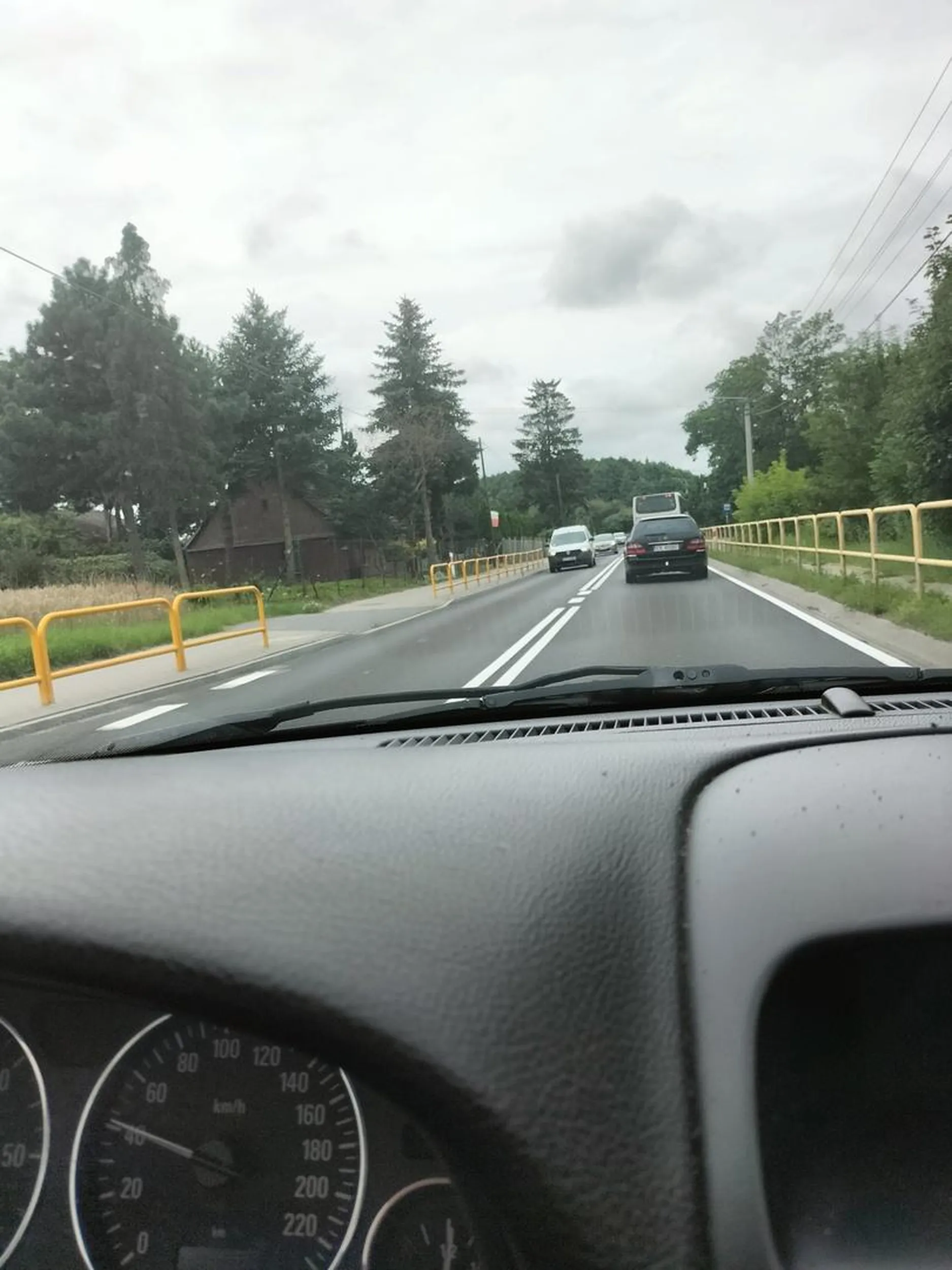 Człowiek uprzejmy, staje na rondzie żeby wpuścić autobus.