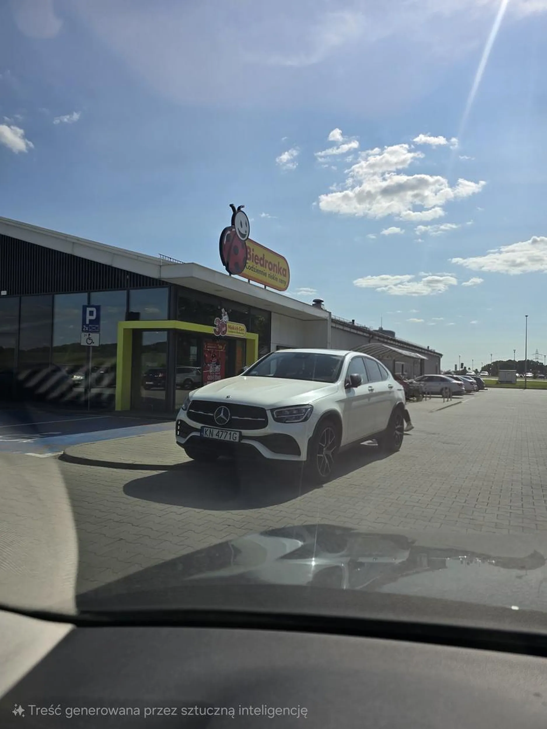 Ta blond lambadziara jakby potrafiła to wjedzie do tego sklepu. Parking pusty, tak jak jej głową