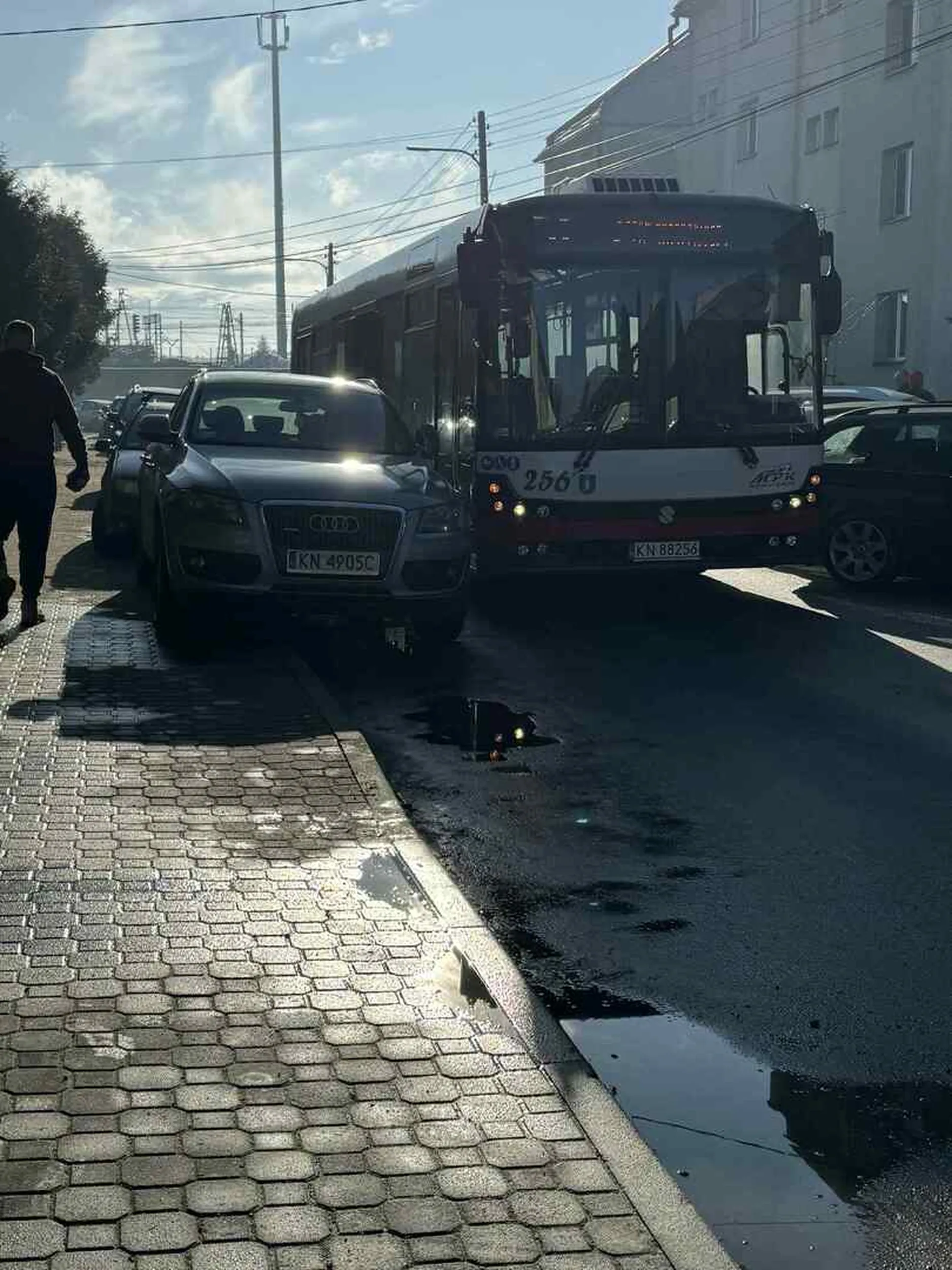 Witam , zdarzyła sie dzisiaj rzecz nie spotykana na codzień , rzecz nie do opisania , poprostu tragedia . Jechałem sobie autobusem w Nowym Sraczu numerem 51 , i nagle bum cyk cyk . Autobus nie jedzie dalej , dlatego krzycze do kierowcy dlaczego nie jedziemy a on że jakiś cymbał stanął autem marki suki kałdi . Dlatego wychodze i jak na polaka przystało zrobiłem zdjęcia i zgłosiłem to gdzie trzeba ( policja została zawiadomiona , jestem z siebie dumny ) . Nie pozdrawiam użytkownika KN4905C bo nie umie jeździć . Już moja 90 letnia babcia lepiej parkuje . Pozdrawiam z rodzinką.