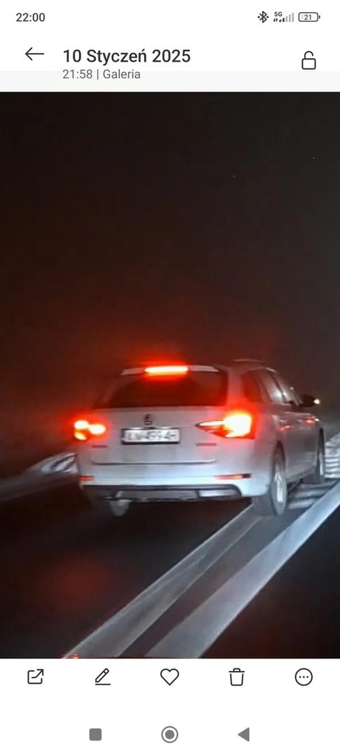 Wyprzedza na podwójnej ciągłej, agresywny.