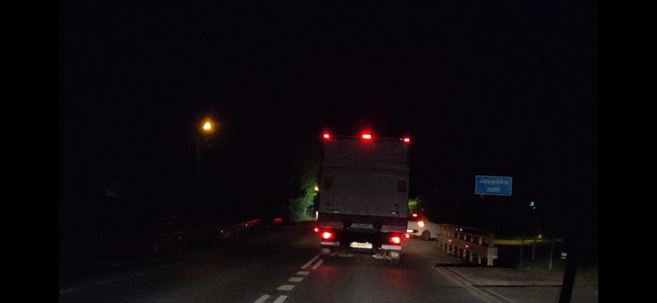 Poniedziałek wielkanocny 21.30, jedzie przez Lubomierz środkiem drogi za samochodami i blinduje torowymi, żeby jechali szybciej. Prędkość poruszania się samochodów 90 na 70 limit. Tir z naczepą. Po jakimś czasie mrugania po uczestnikach ruchu wyprzedza na podwójnej ciągłej, na końcu mruga bo okazało się, że ktoś skręca. Chłop chce spowodować nieszczęście...