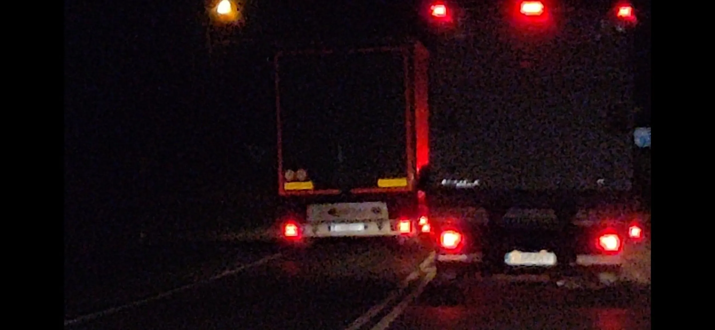 Poniedziałek wielkanocny 21.30, jedzie przez Lubomierz środkiem drogi za samochodami i blinduje torowymi, żeby jechali szybciej. Prędkość poruszania się samochodów 90 na 70 limit. Tir z naczepą. Po jakimś czasie mrugania po uczestnikach ruchu wyprzedza na podwójnej ciągłej, na końcu mruga bo okazało się, że ktoś skręca. Chłop chce spowodować nieszczęście...