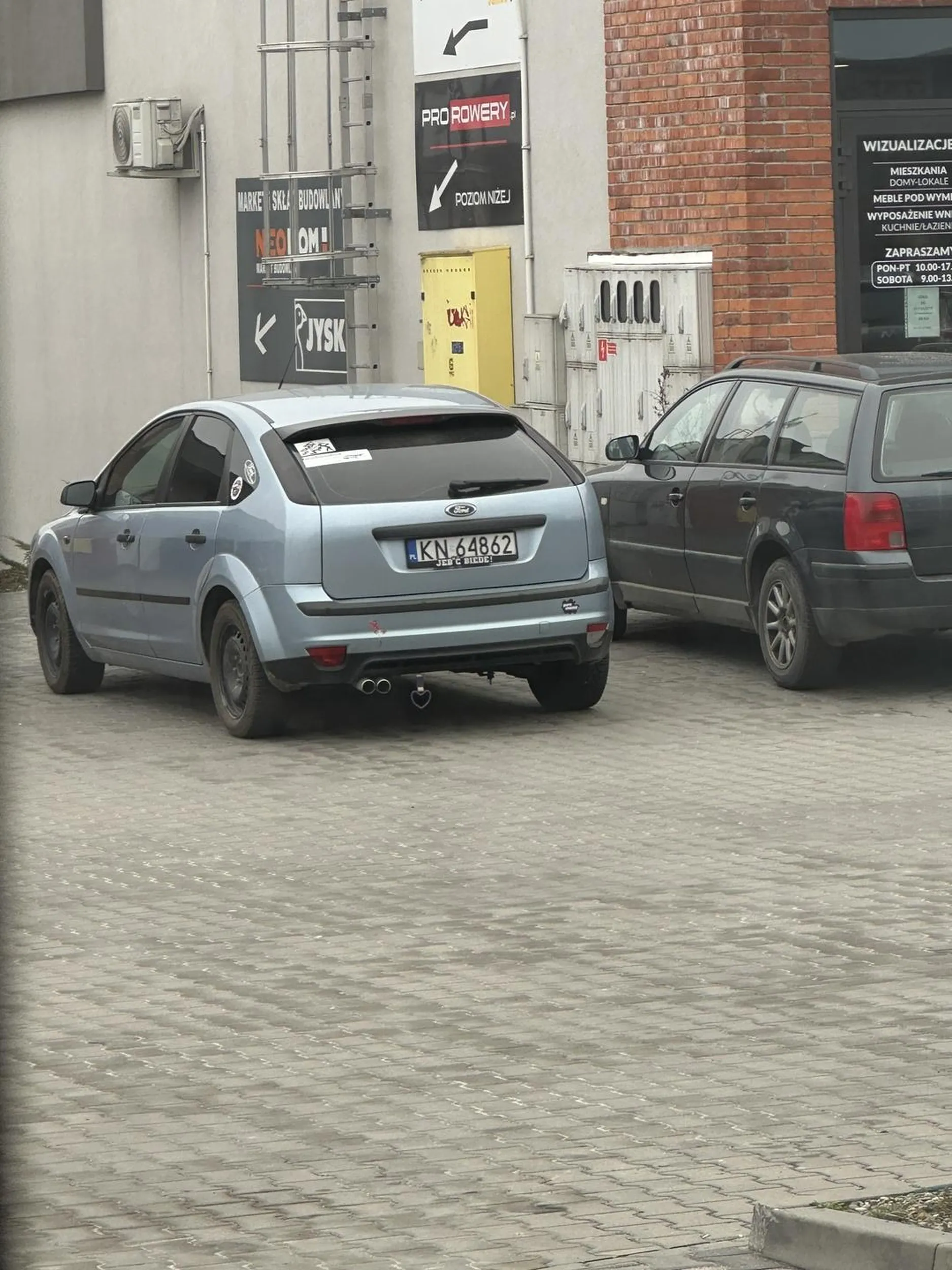 Głośna wieś bestia z ramką: jeb*ć biedę