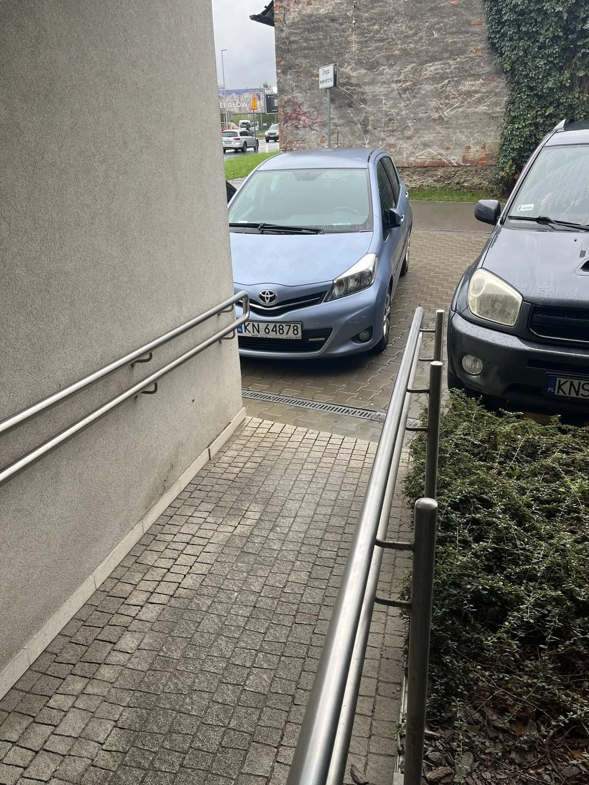 Pani pięknie blokuje wjazd dla niepełnosprawnych, musiałem prosić ludzi aby momogli mi wnieść mamę z wózkiem po schodach-całkowity brak wyobraźni!!!