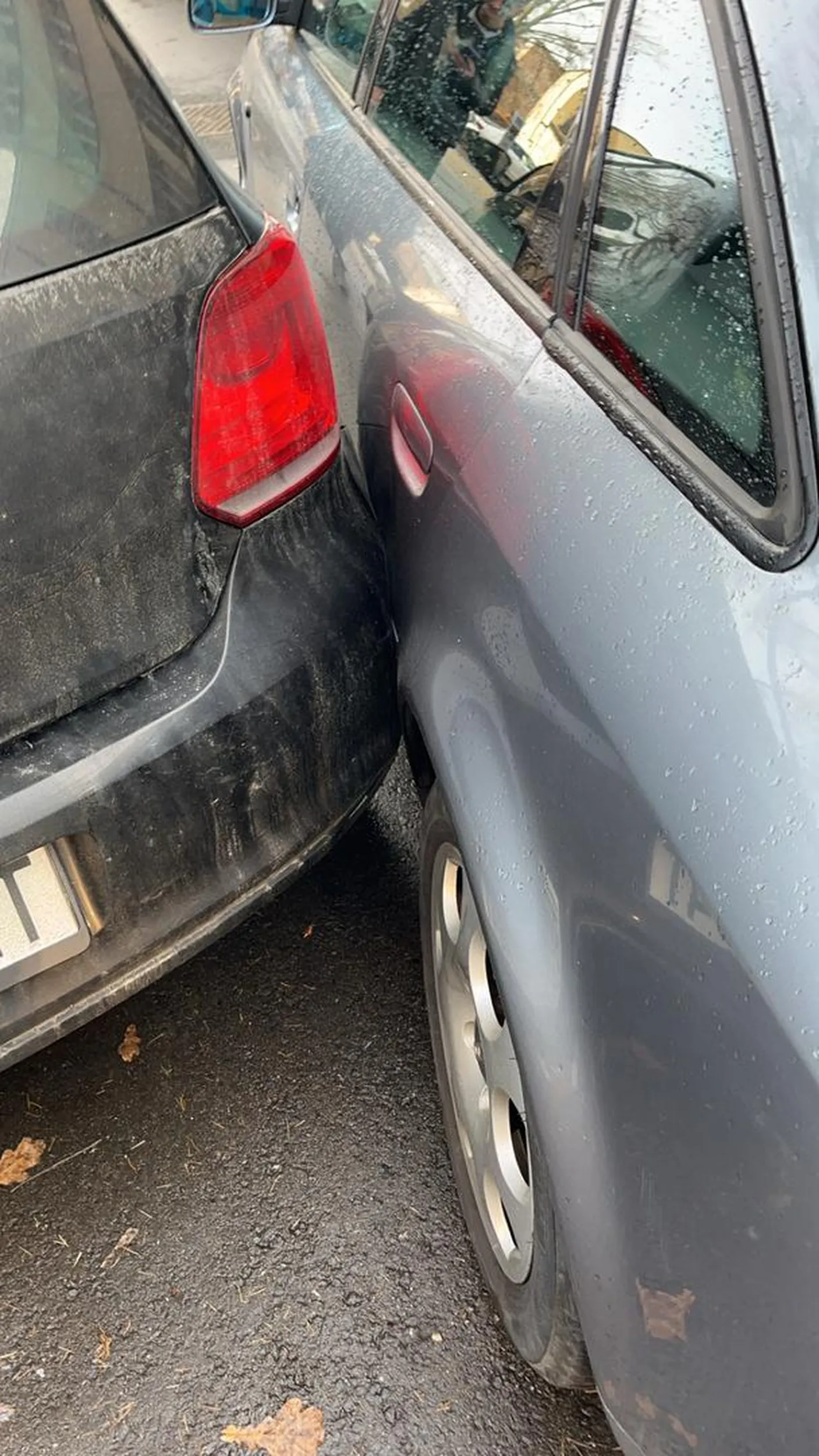 Szłam z chorym dzieckiem który porusza się za pomocą wózka, i jakiś gówniarz z pod szkoły zaparkował jak łajza, gdy poprosiłam go o przeparkowanie samochodu zaczął mnie wyzywać i po długich rozmowach odjechał, odjeżdżając zarysował inne auto