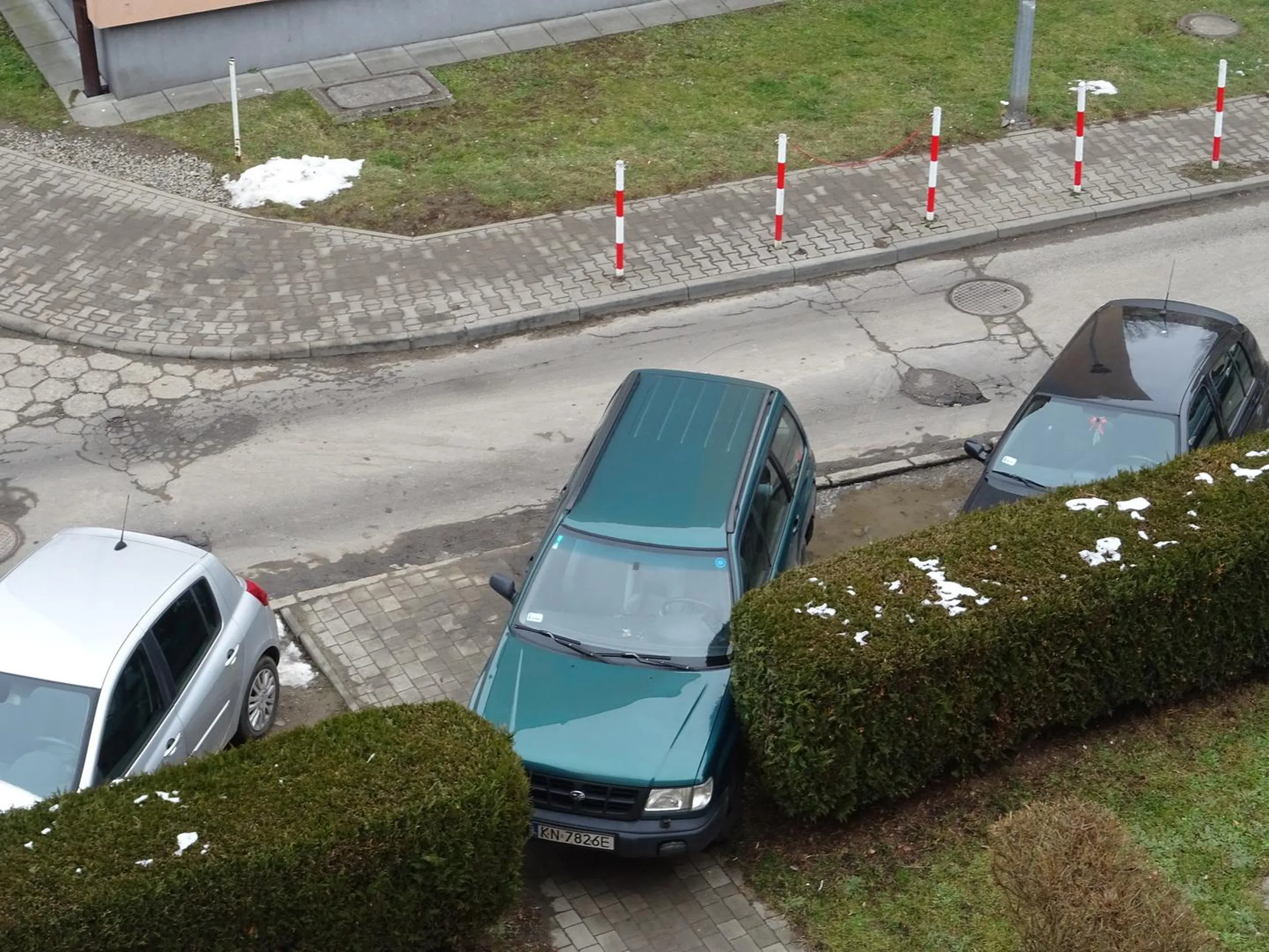 Kretyn parkując zastawia cały chodnik.