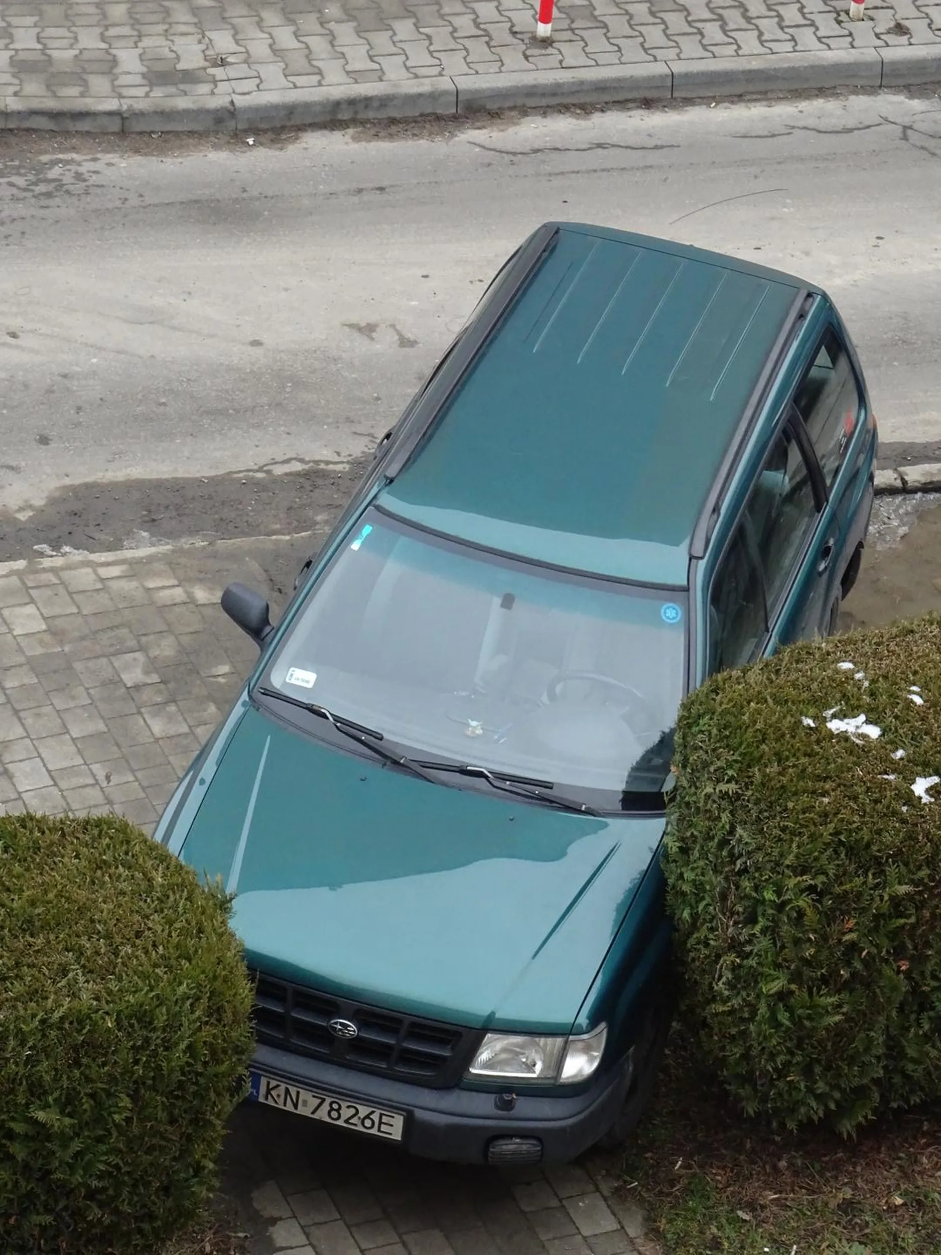 Kretyn parkując zastawia cały chodnik.