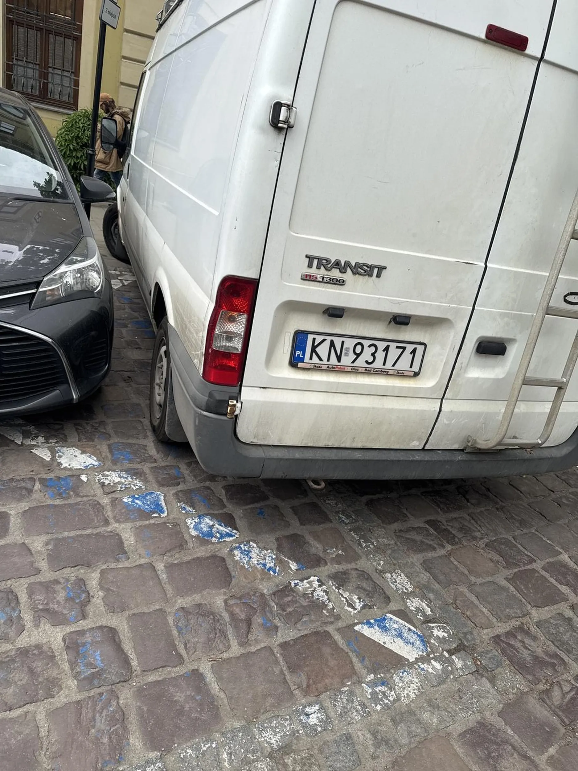 Tak się zastawia auto na miejscu dla niepełnosprawnych!