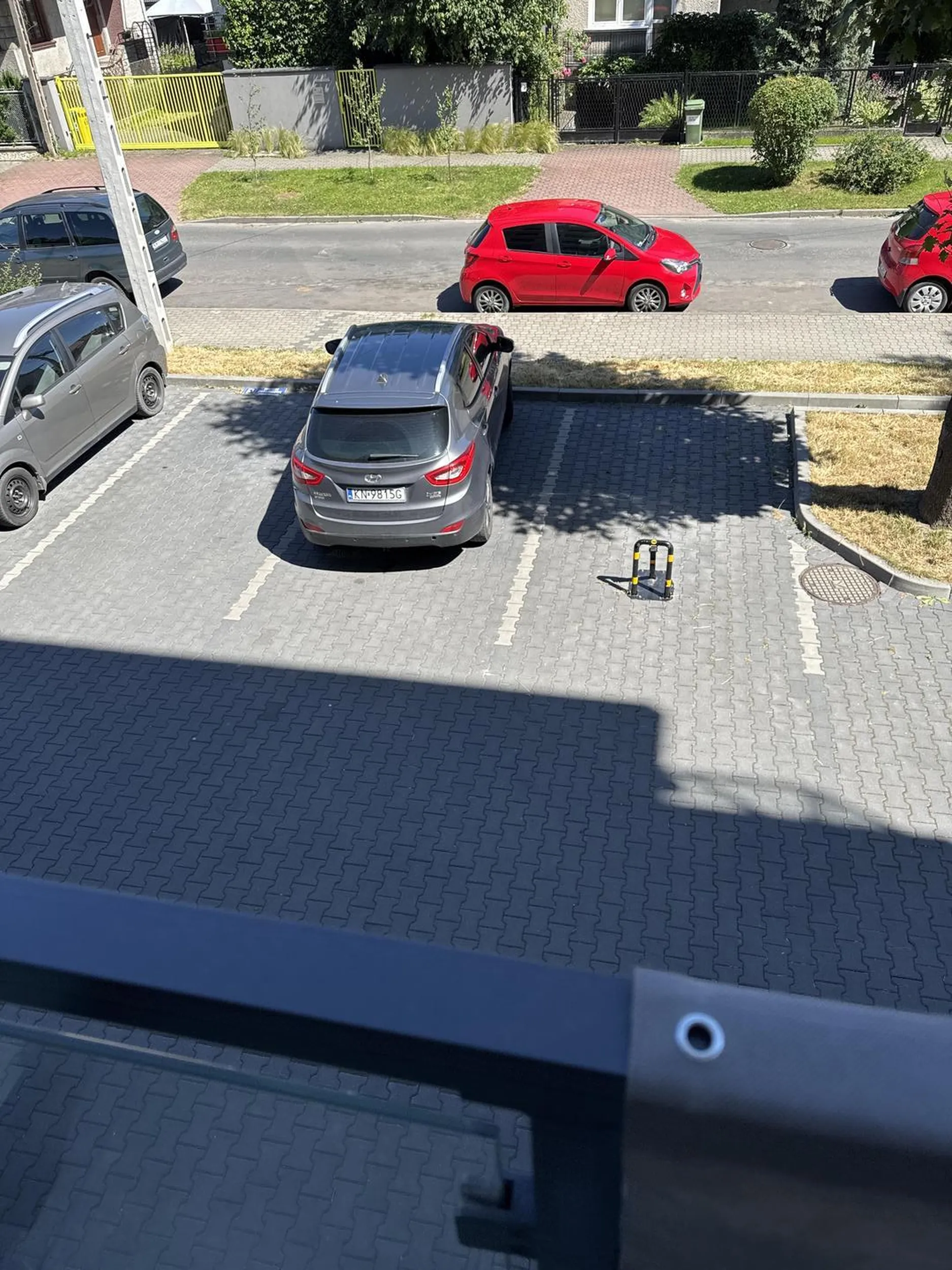 Kobieta parkuje na prywatnych miejscach.