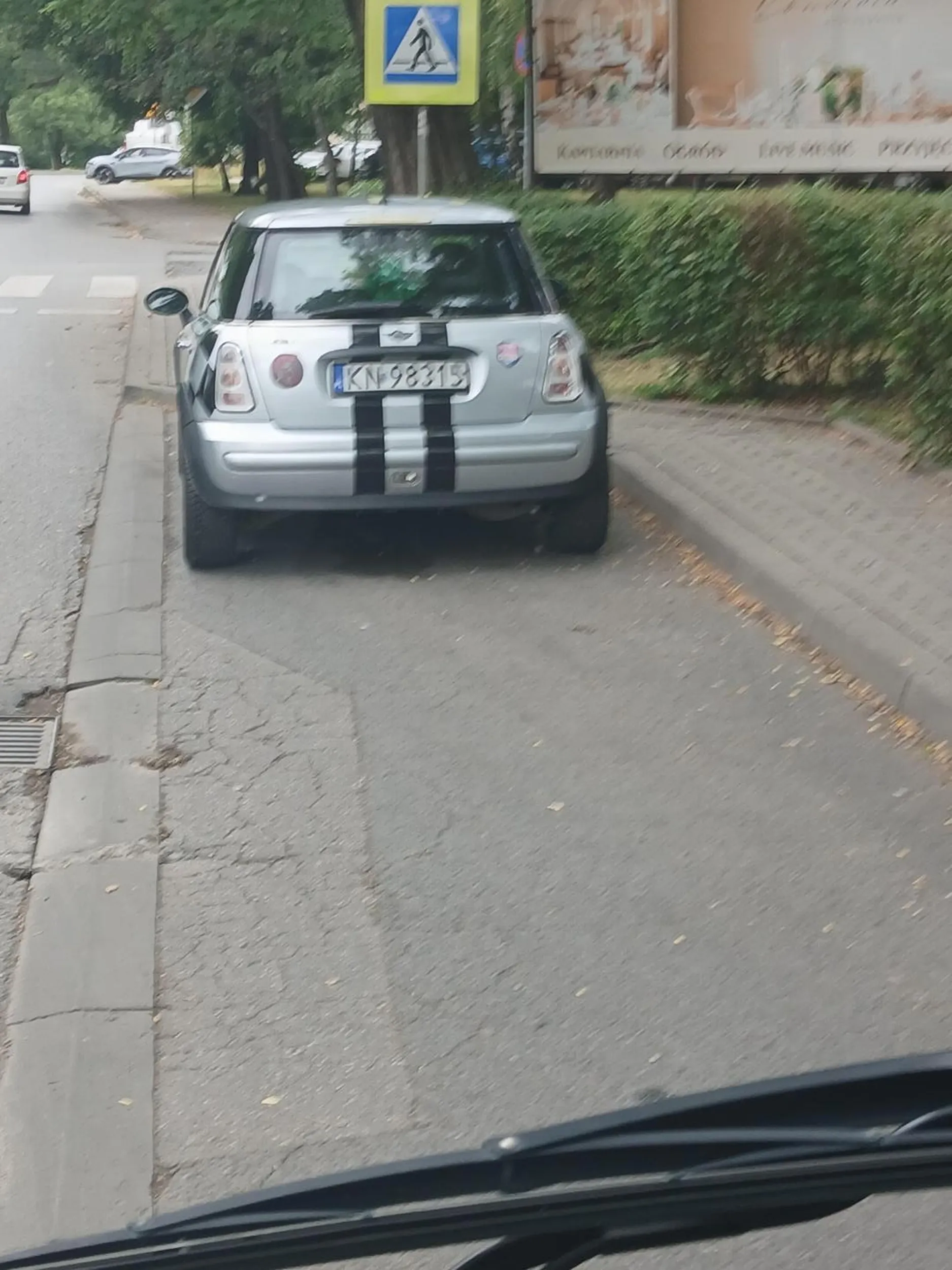 Wieliczka ul. Dembowskiego. Nie chciało się lachowi płacić za.parkin przy kopalni soli, więc bezszczelnie i chamsko zaparkował w zatoce przystankowej. Marka mówi wszystko o jego ciemnym umyśle.