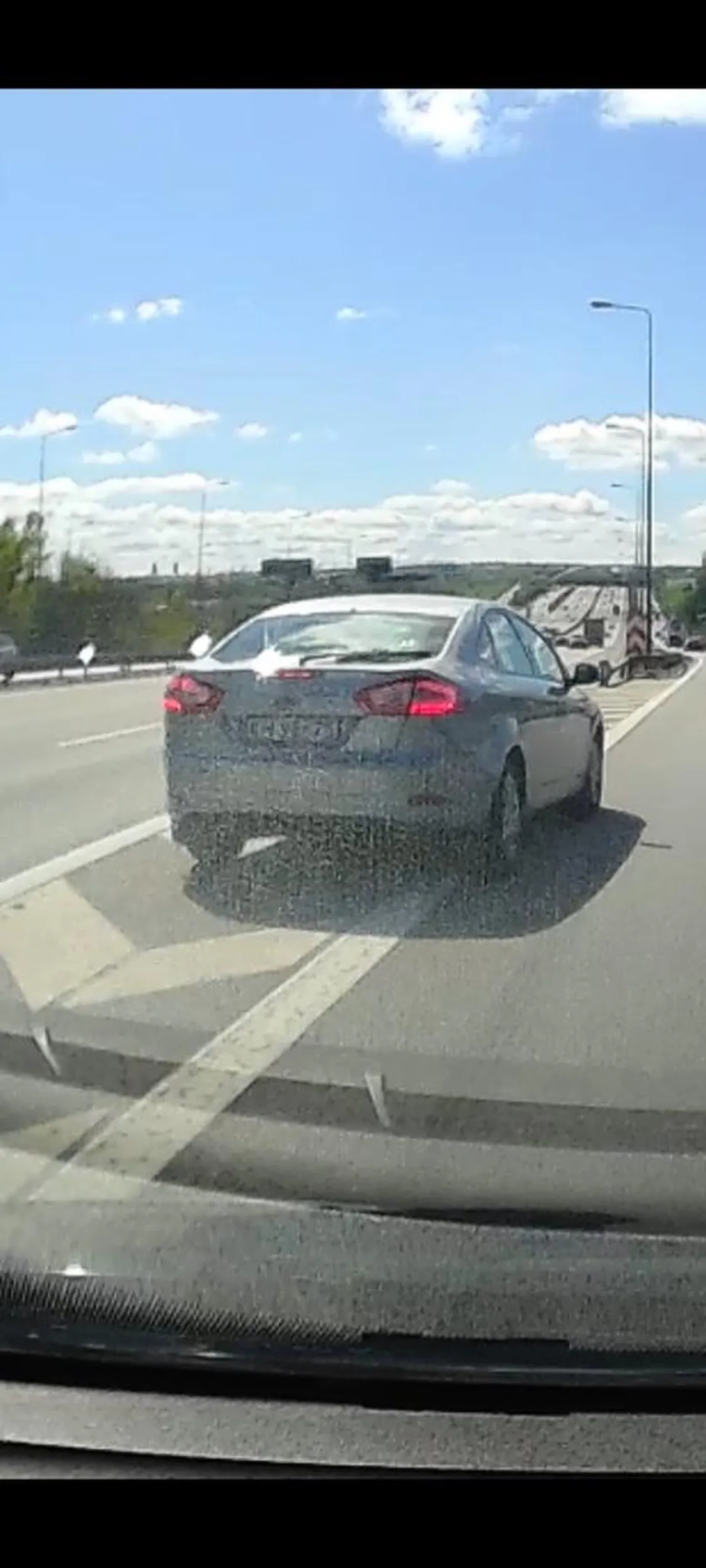 Człowieku 5 pasów przeciąłeś na obwodnicy w Gdańsku z lewego skrajnego na prawy do zjazdu do Auchan przy 120km/h i na żyletki zamieściłeś się z barierką. Chcesz pozabijać innych na drodze czy jak? Osobiście zalecam przejechać zjazd i sobie zawrócić kilometr dalej niż zrobić tragedię następnym razem...