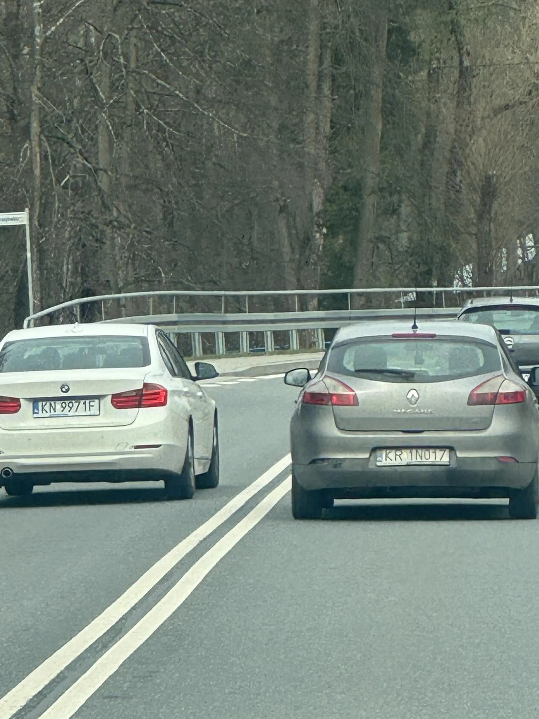Odcinek Grywałd-Krośnica, wyprzedzanie cały czas podwójna linia ciągła, przejście dla pieszych. 10 minut jazdy ma tym samochodem tak wyglądało.