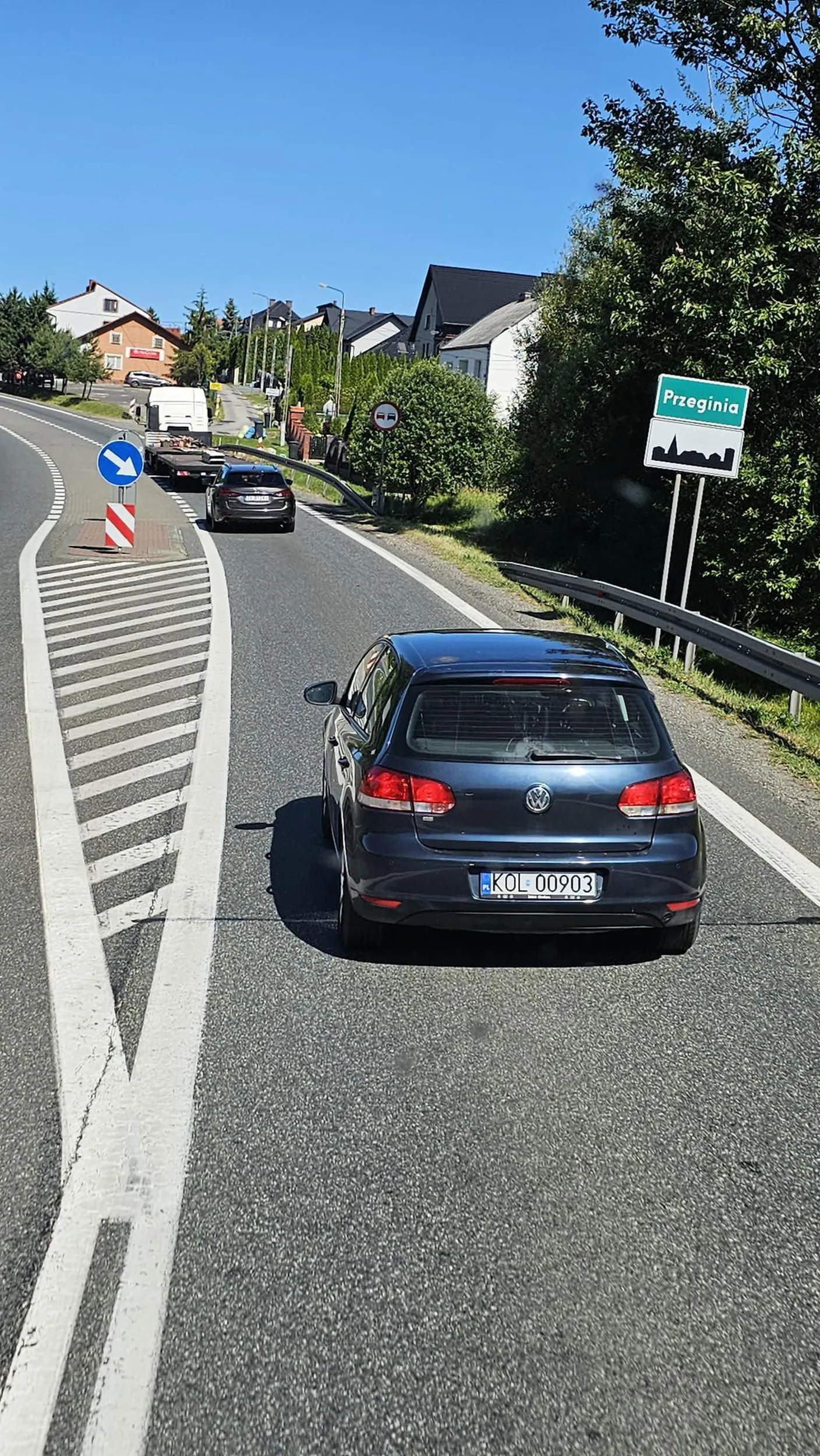 Jakim trzeba byc sierota aby nie umieć trzymać odztepy tylko blokować pas za sobą noga u ciebie cały czas na hamulcu.