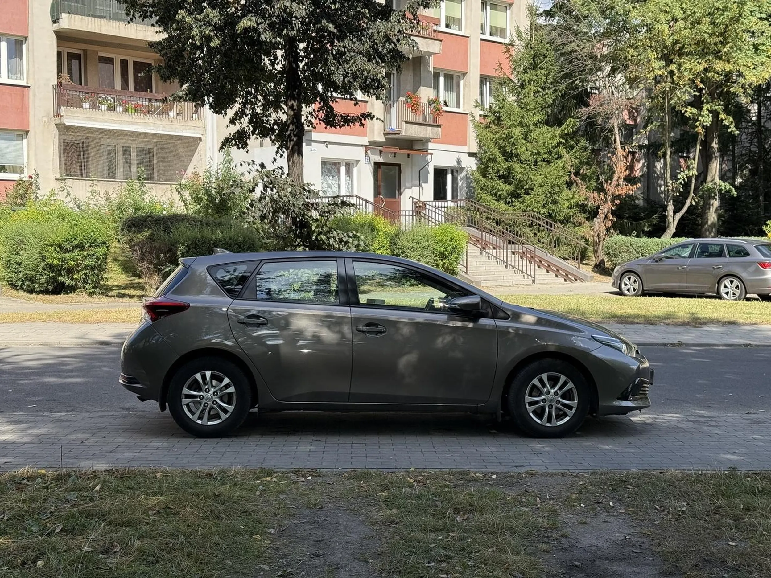 Zlosliwie staje blokujac wyjazd. Pusto przed nim pusto za nim a staje doslownie na wyjezdzie z posesji…