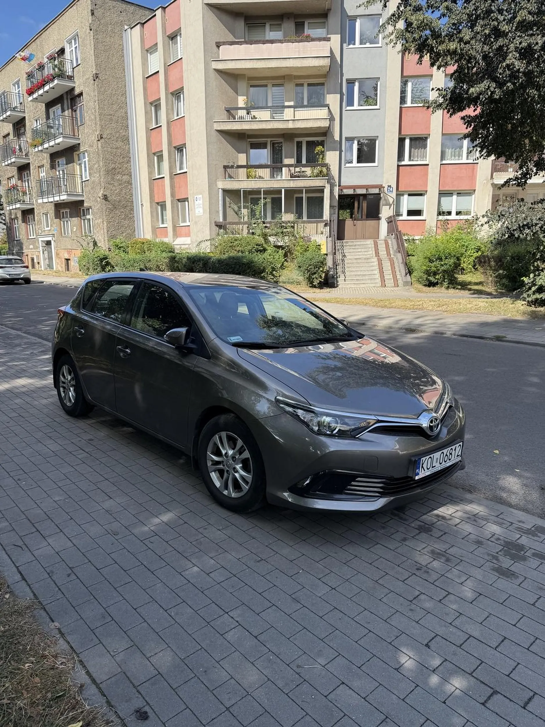 Zlosliwie staje blokujac wyjazd. Pusto przed nim pusto za nim a staje doslownie na wyjezdzie z posesji…