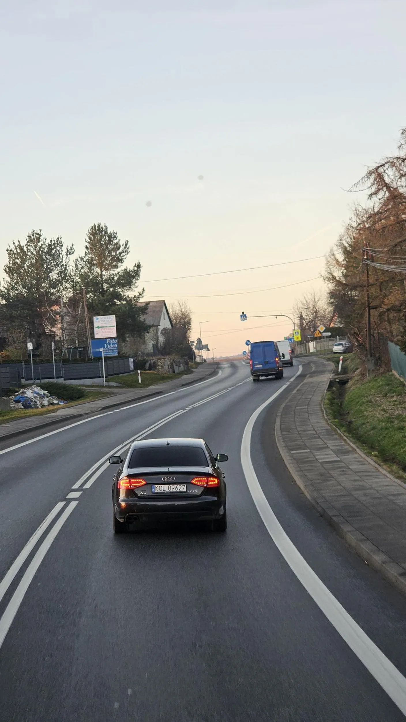 Kierowca nie poważny powinien byc skierowany na dodatkowe godziny jazdy samochodem robi sztucznie korek, miejsca przed nim tyle ze samochod ciężarowy by sie zmieścił.  Prędkość 50km/ha gbur olkuski jedzie 30km/h. Nie polecam