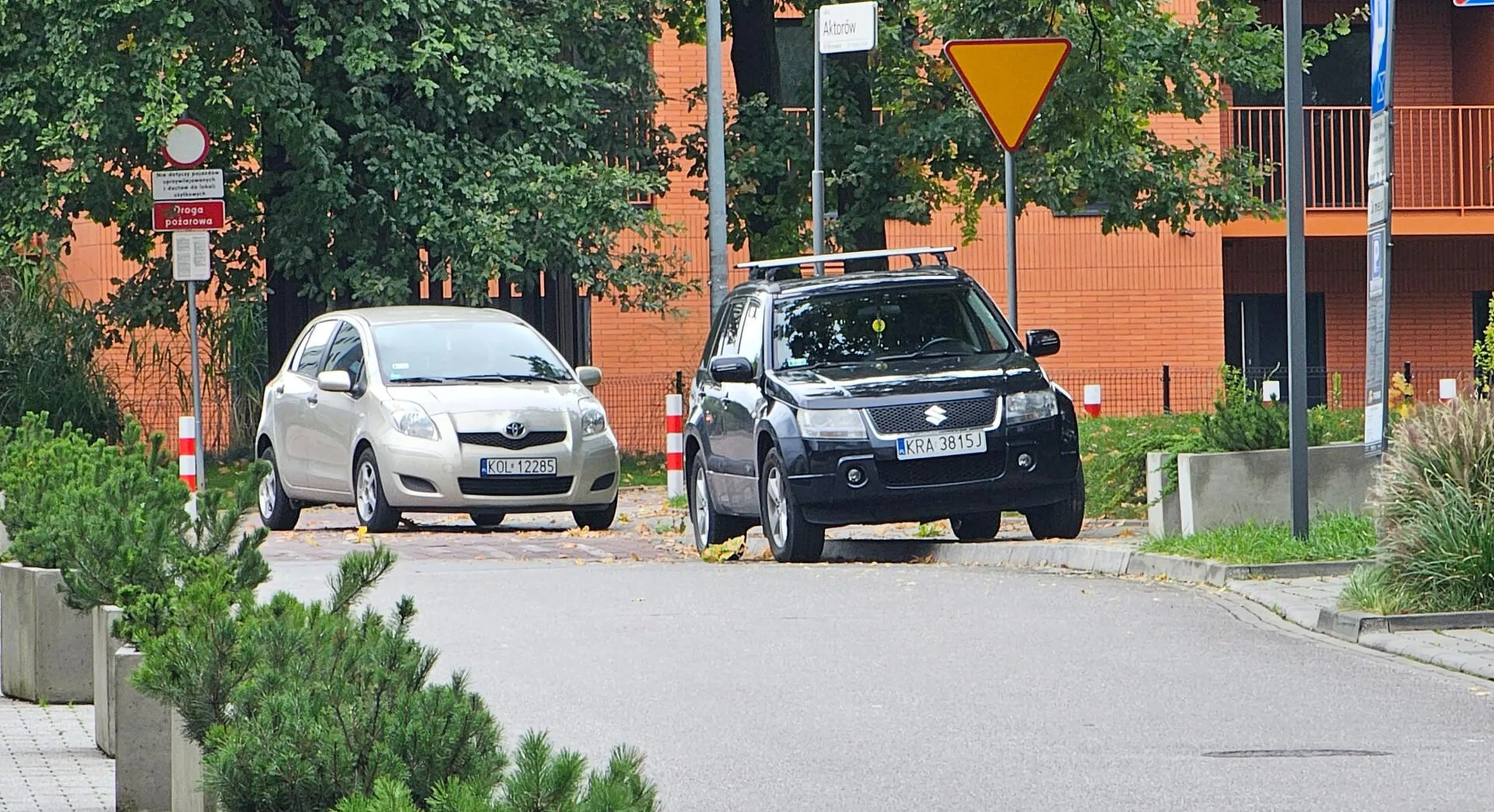 ciele porzuciło samochód na środku drogi, przy samym skrzyżowaniu