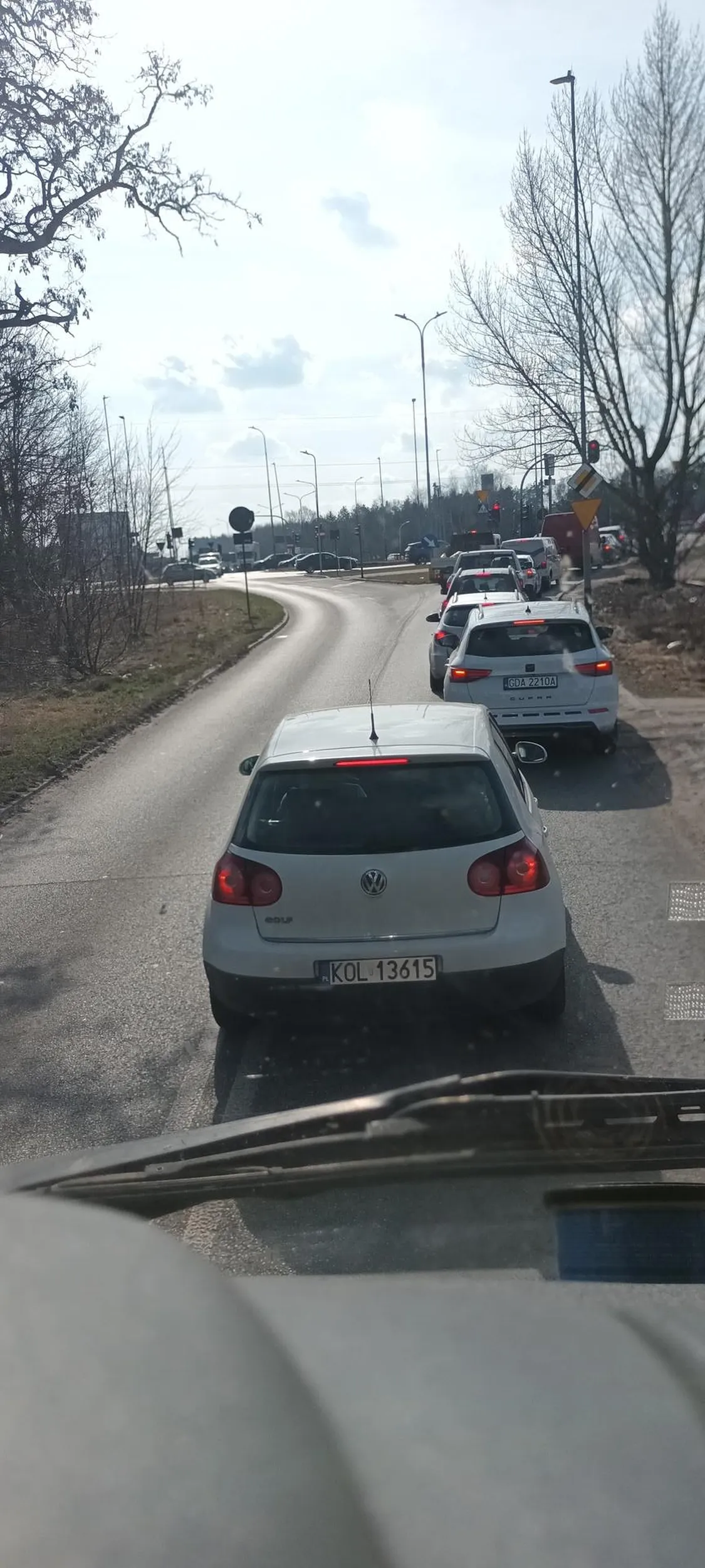 Szmaciarz na chama wpierdala się.