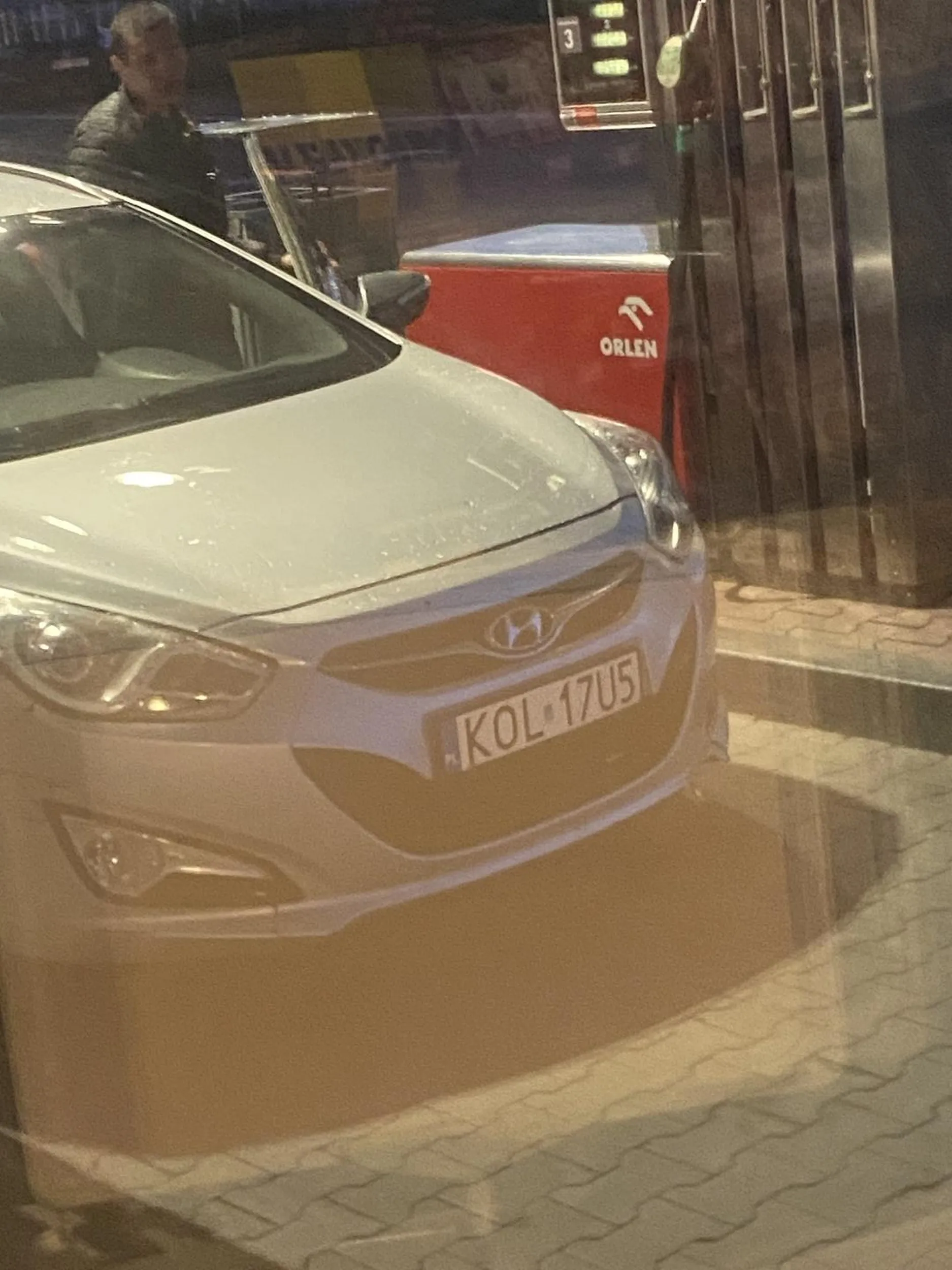 Chłop ewidentnie pijany, podjezdza samochodem pod stacje i chce kupić piwo, zaciągał z akcentem, pewnie ukraińskim Hapfu