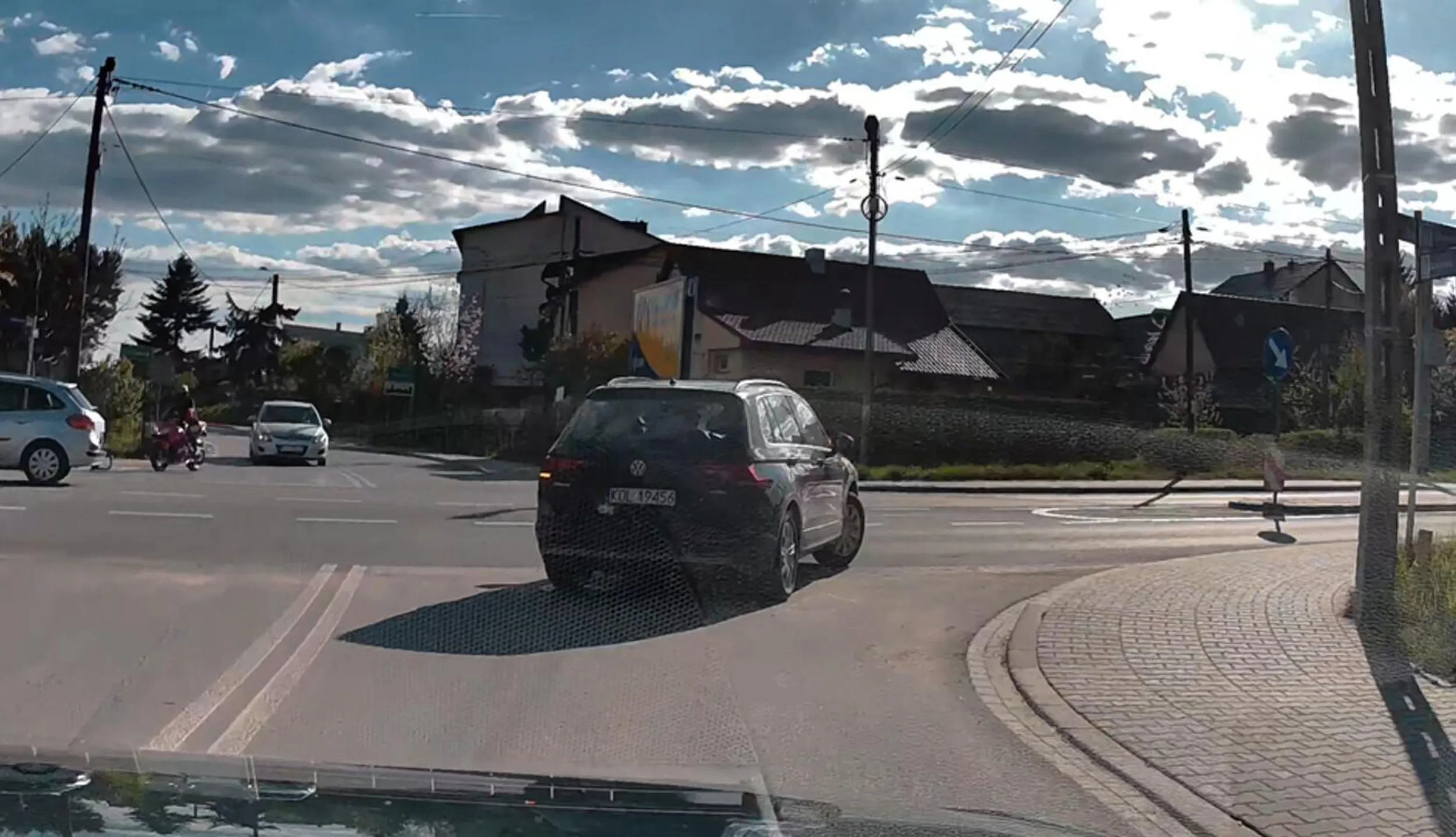 pierdoła mruga kierunkowskazem w lewo, a skręca w prawo xD