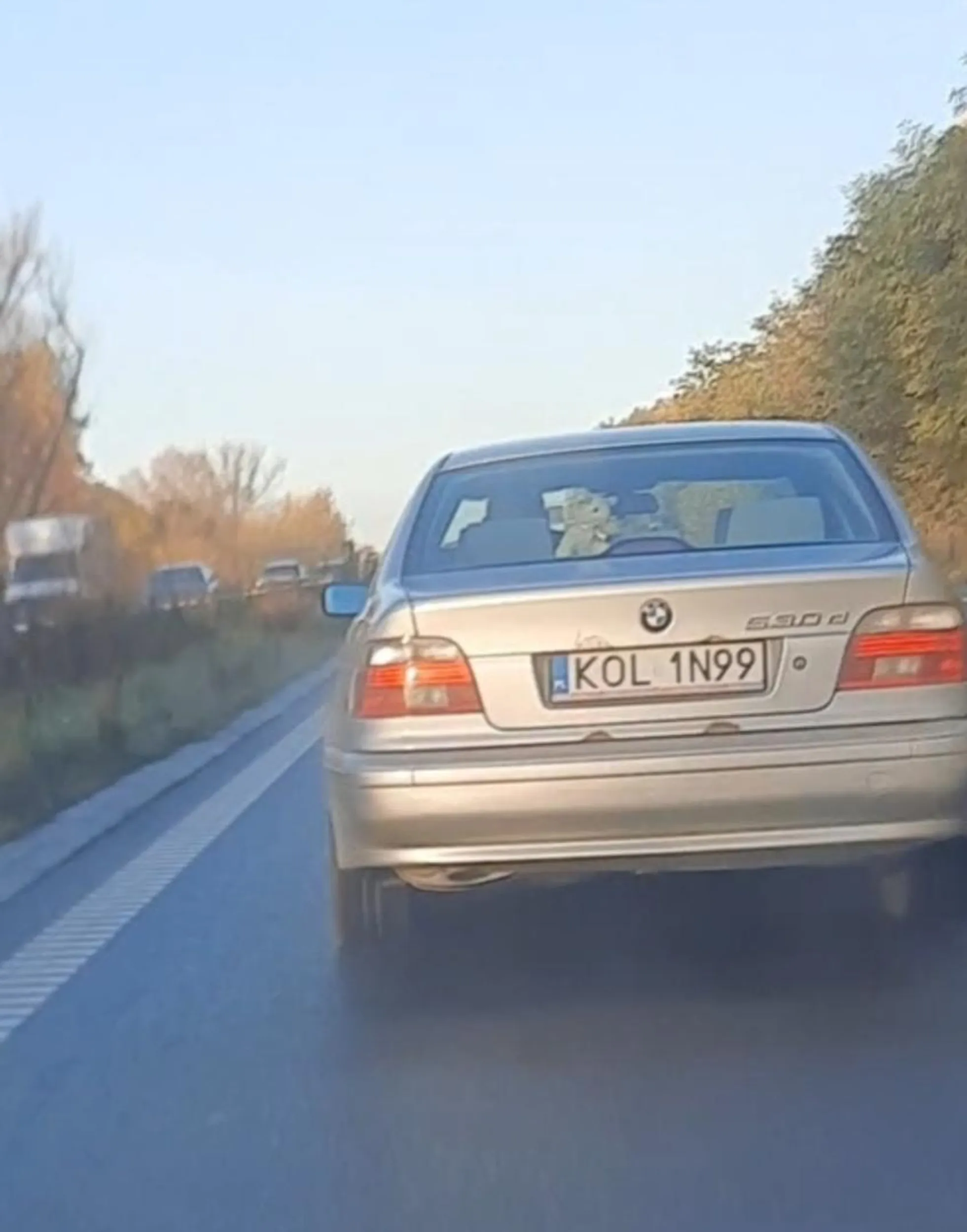 Gwałtowne zmiany pasa z lewego na prawy i odwrotnie. Gdy wyjechał mi z prawego na lewy prosto przed maskę i go strąbiłem to trzy razy przyszeryfował w złości gwałtownym hamowaniem na lewym pasie na DK94. Uważać bo nie trzyma ciśnienia.