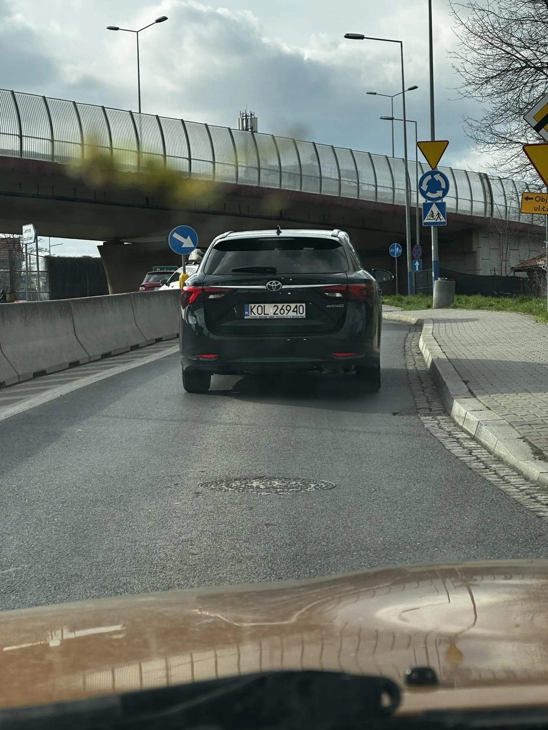 Jak juz tak na chama wymuszasz na rondzie, to chociaz przepros ciulu