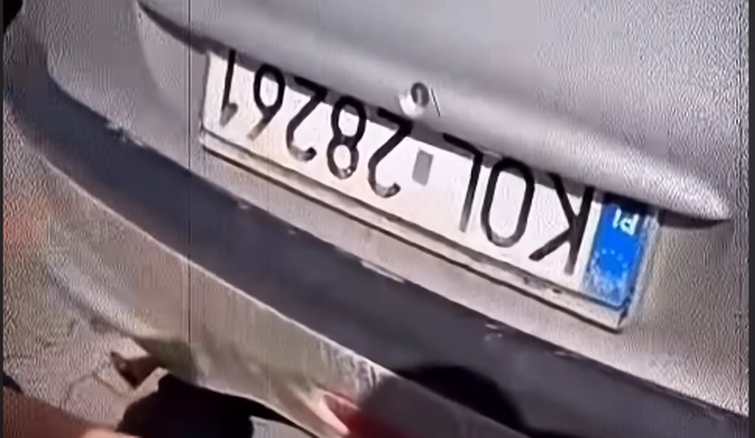 Na parkingu stał z odwróconą rejestracją