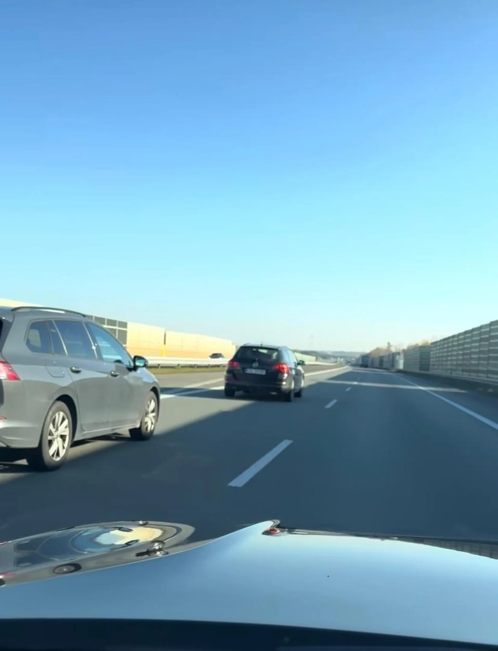 Czemu blokujesz lewy pas i celowo wyhamowujesz auta chcące cię wyprzedzić? O środkowym palcu nie wspomnę, który pokazujesz.