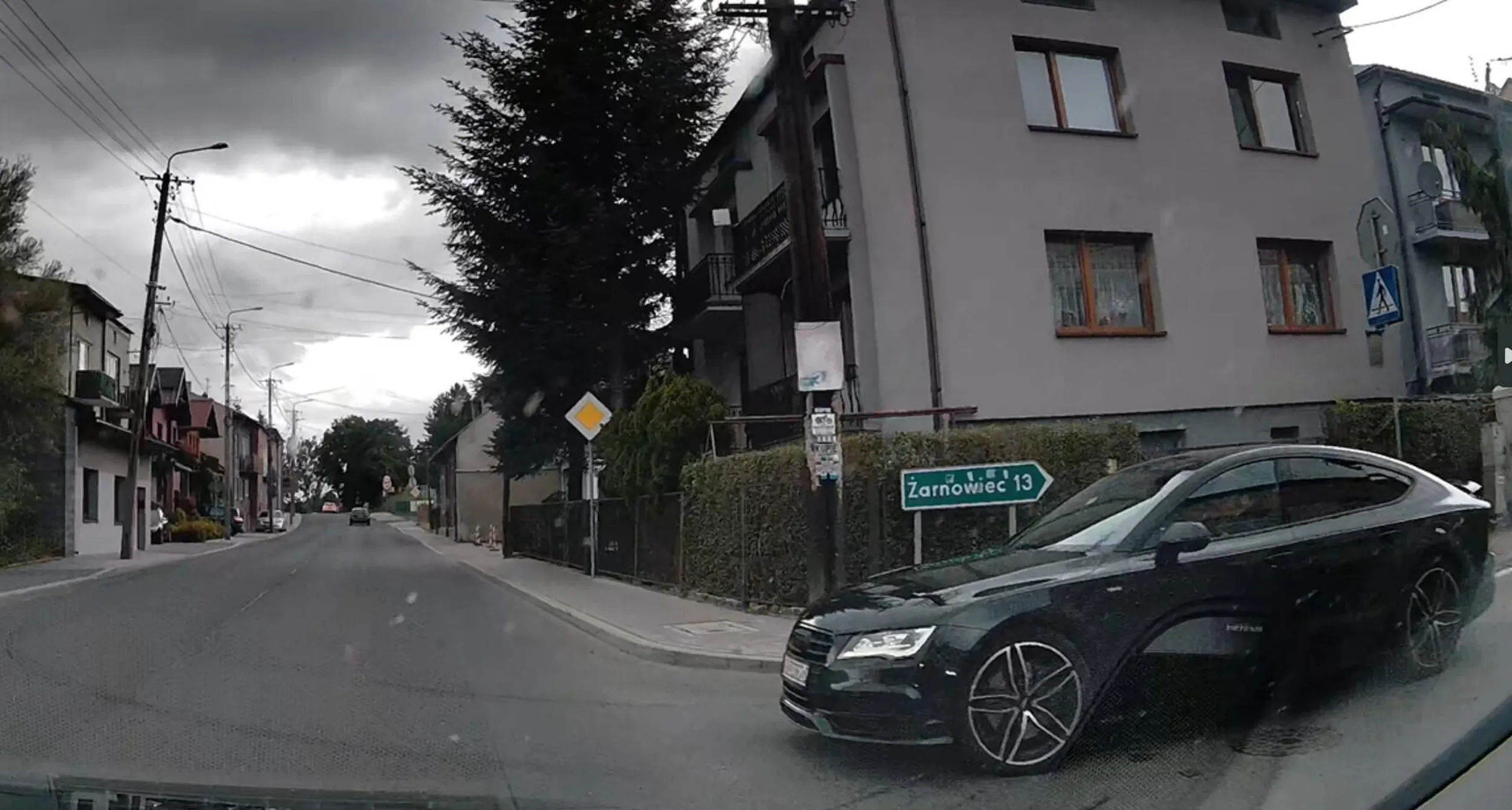 gamoń wjeżdża z podporządkowanej ulicy na ślepo, gdybym nie odbił kierownicą wjechałby prosto we mnie