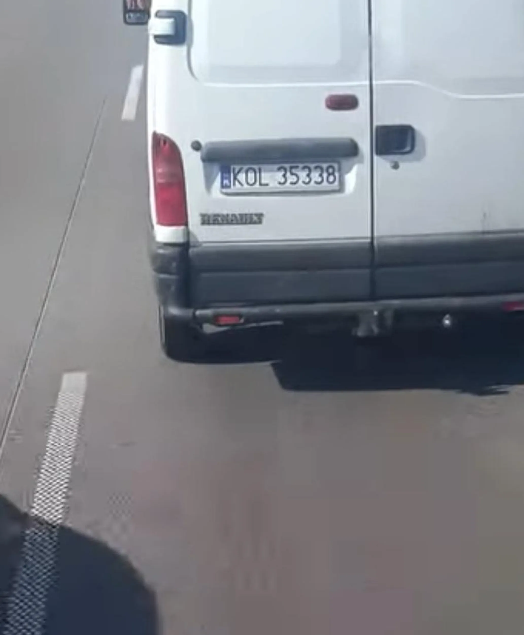 Naucz się jeździć a nie stwarzać zagrożenia na drodze. Pamiętaj że ludzie w ciężarówkach mają wideorejestratory i takim zachowaniem możesz tylko siebie pogrążyć.