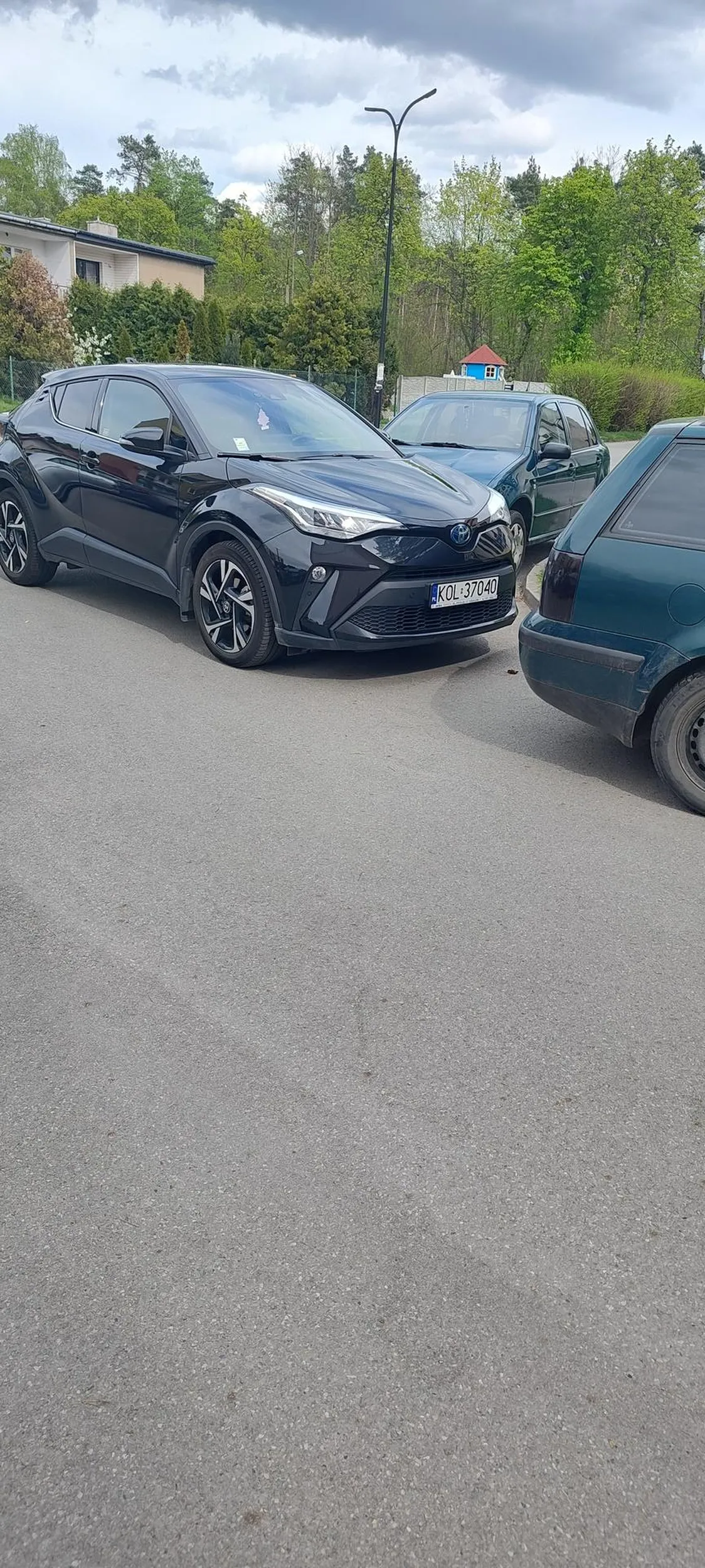 Kolejny czempion z cyklu nie ma miejsca na parkingu to stanę jak baran i utrudnię innym wyjazd.