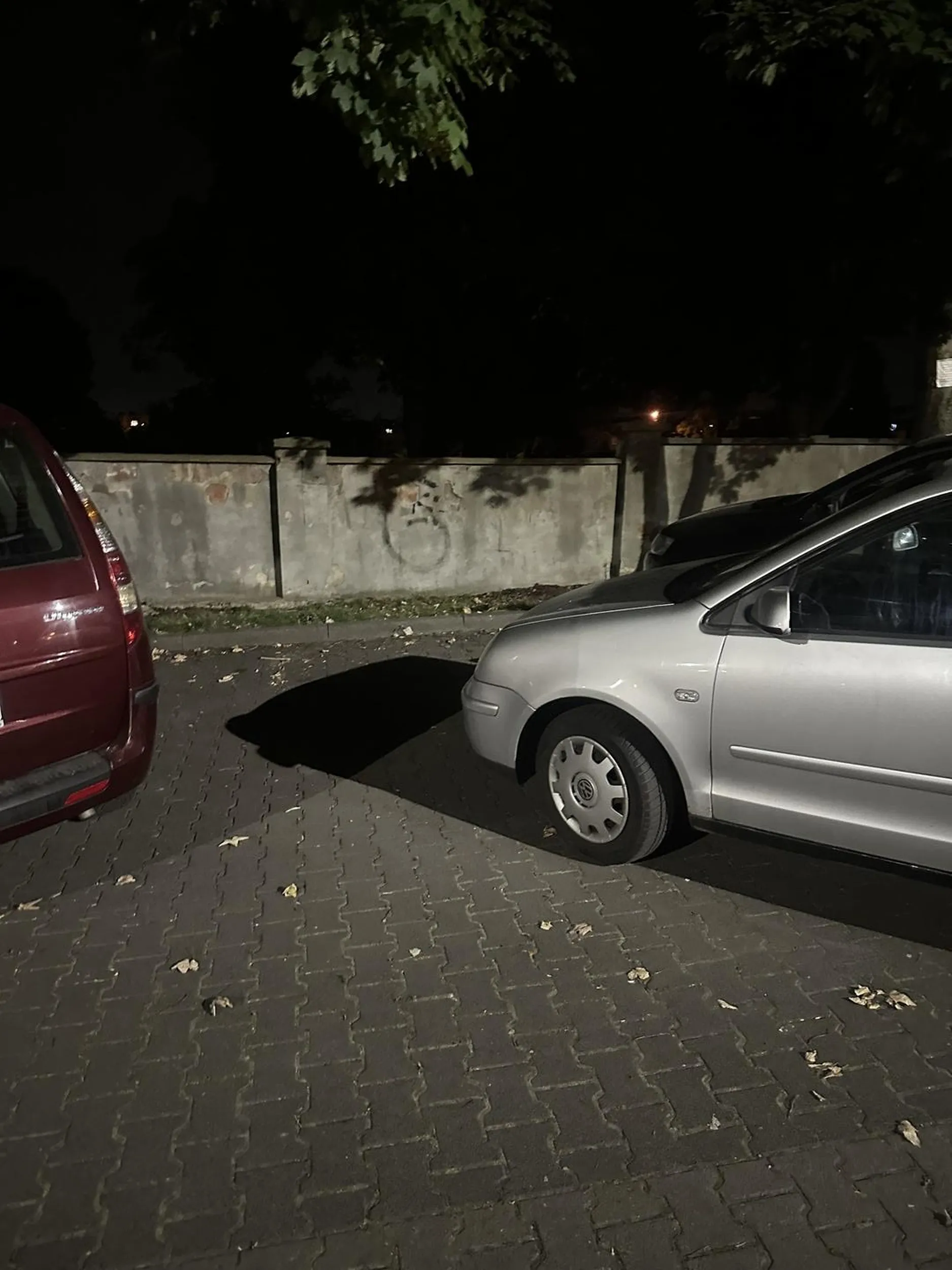 Dziękuję za piękne parkowanie na drodze jednokierunkowej i obicie felgi w moim samochodzie bo pani nie potrafi parkować, dobrze że pani wracała bo miała by pani piękne arcydzieło na przedniej szybie ?