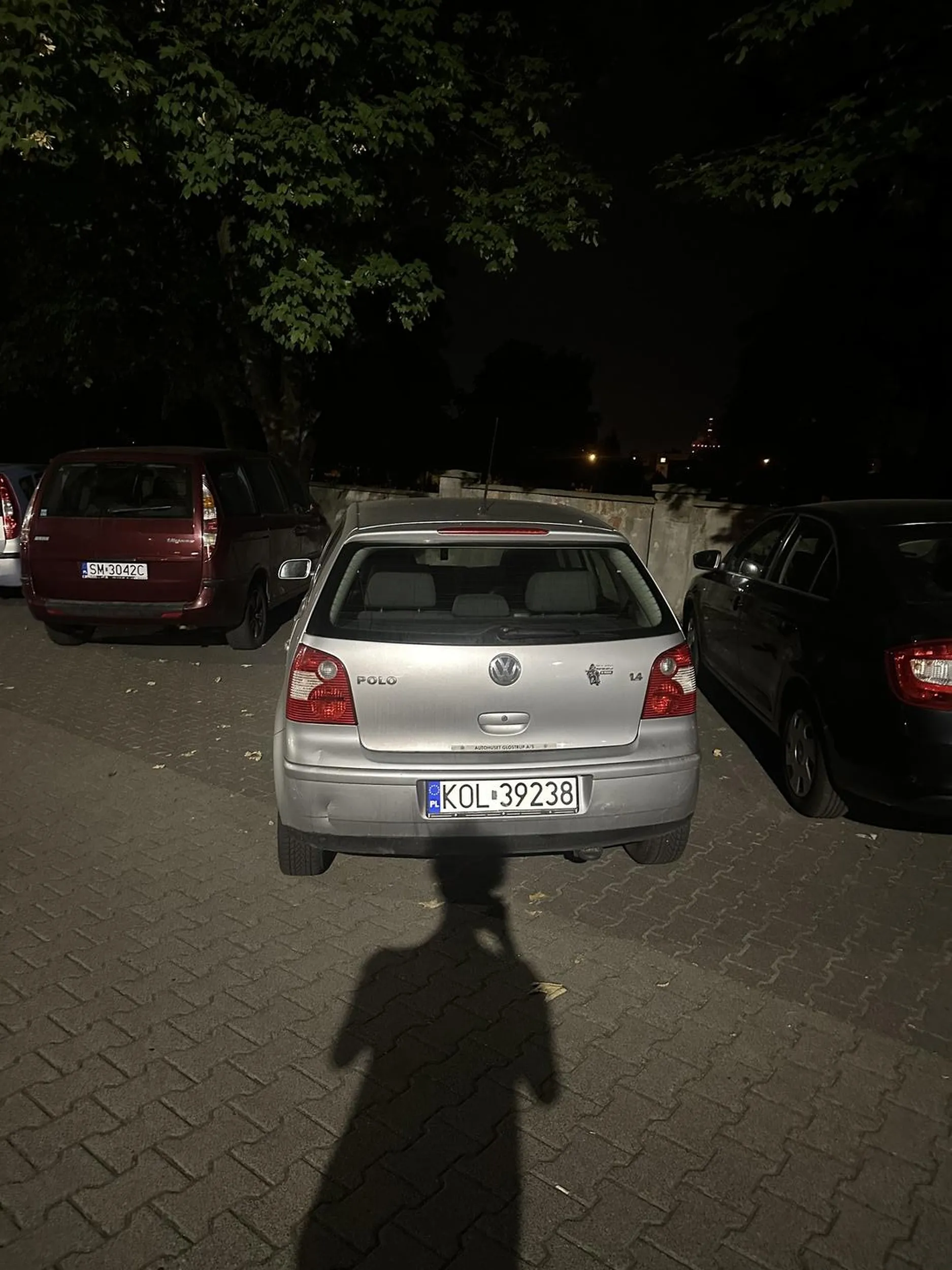 Dziękuję za piękne parkowanie na drodze jednokierunkowej i obicie felgi w moim samochodzie bo pani nie potrafi parkować, dobrze że pani wracała bo miała by pani piękne arcydzieło na przedniej szybie ?