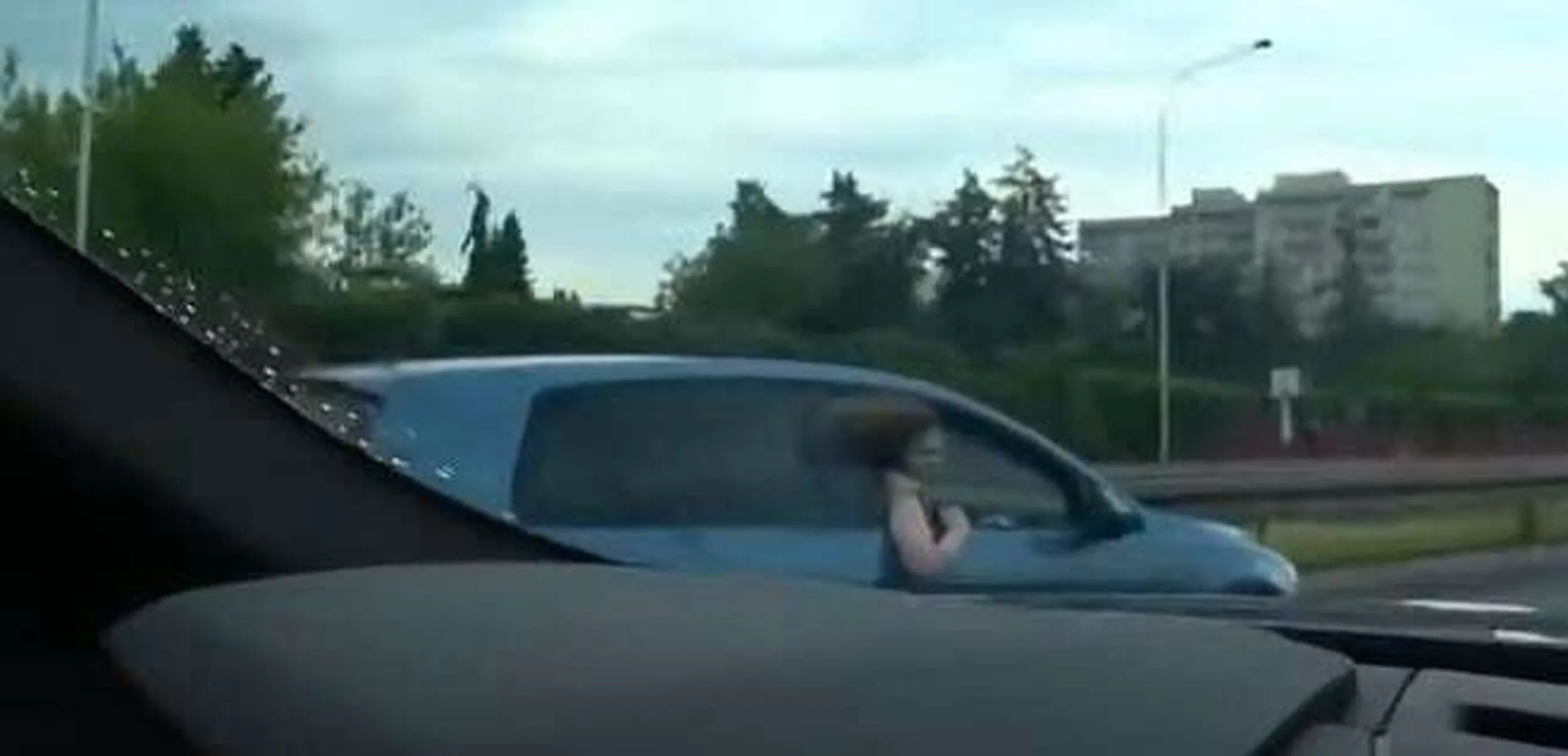 Baba w Dąbrowie Górniczej wymusza pierwszeństwo na skrzyżowaniu i jedzie jak pijana.