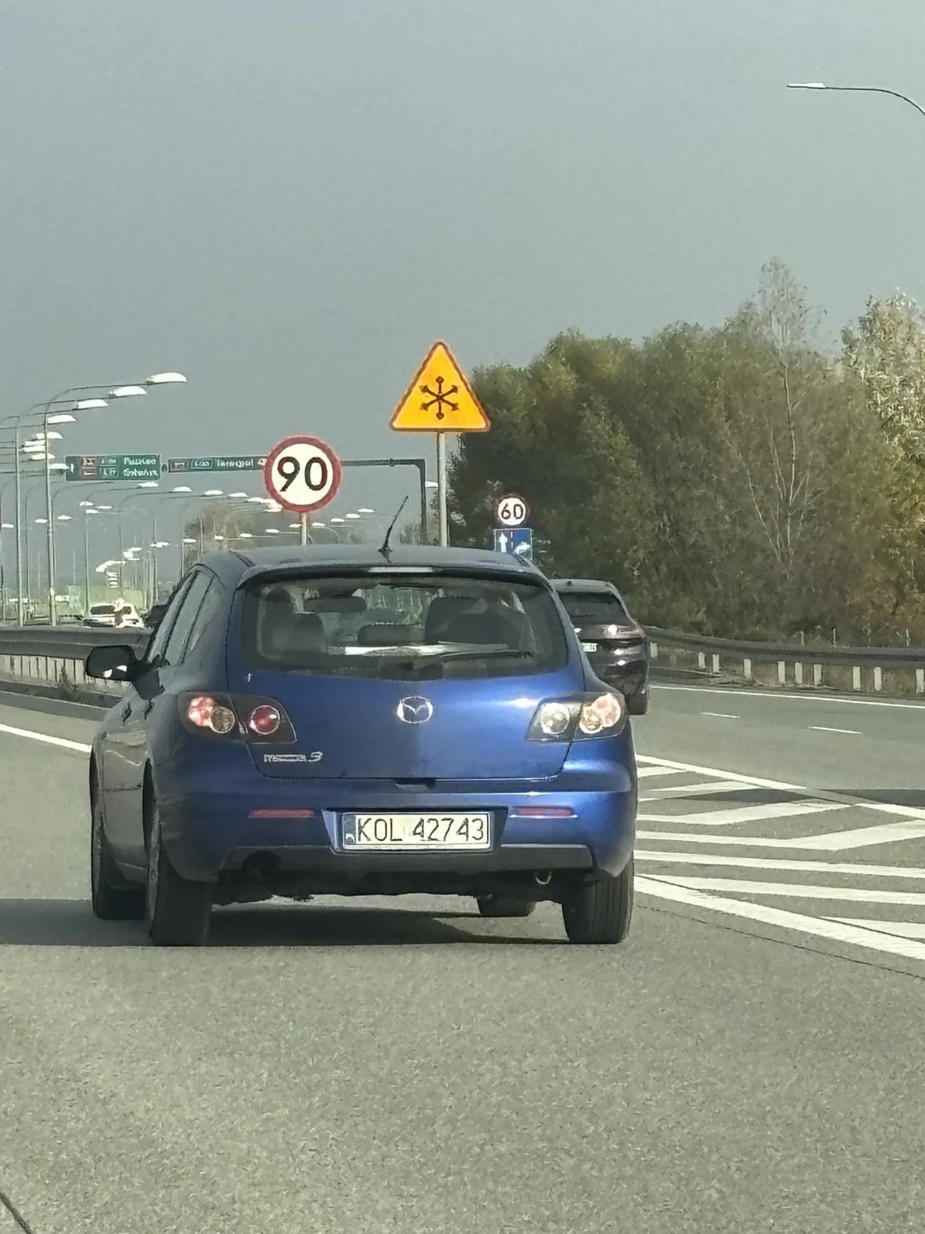 Pani kierowca jadąc autostradą ponad 100km/h nagle bez powodu zahamowała do zera narażając kierowców z tyłu na wypadek