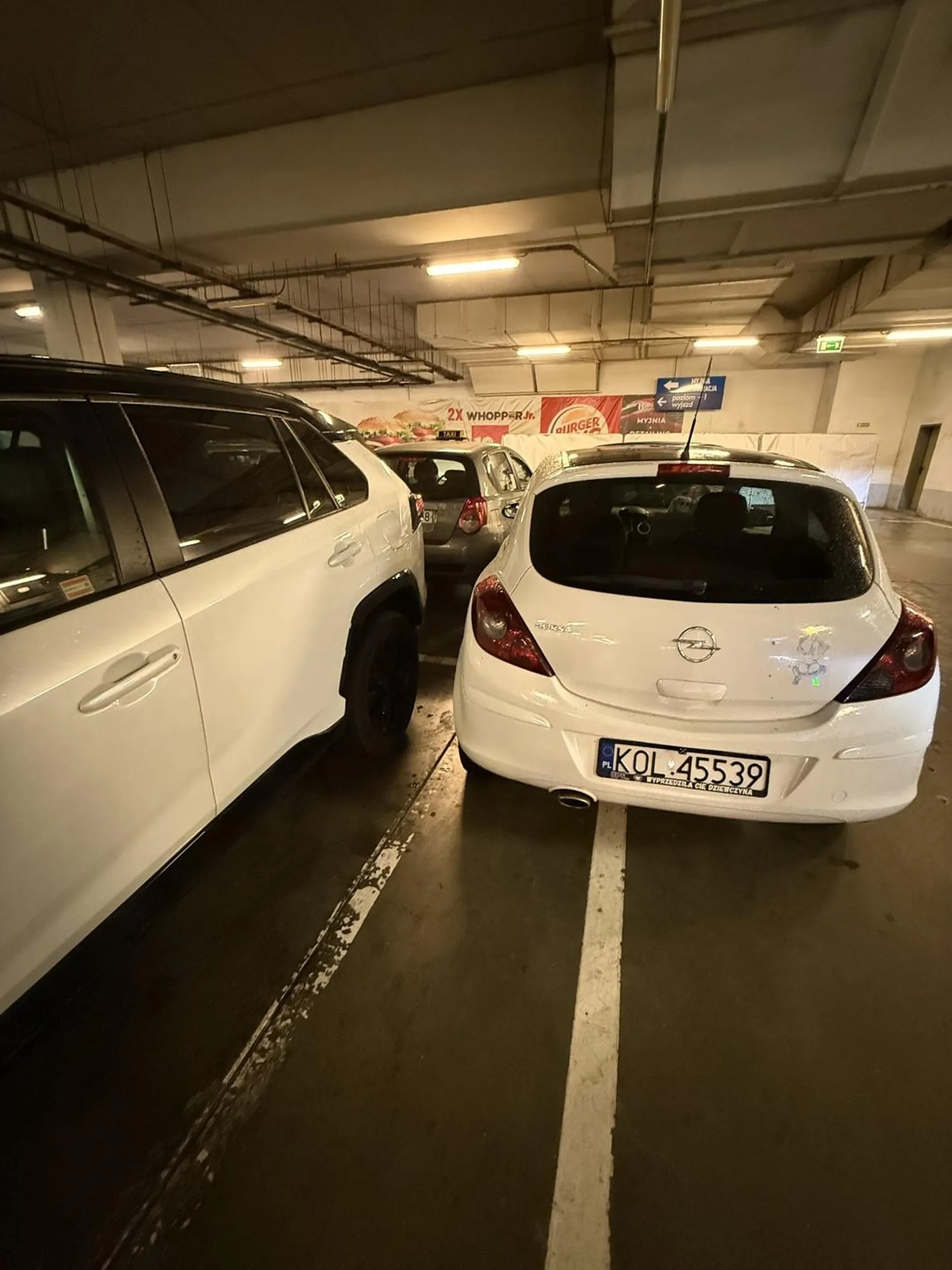 Pani stanęła jak pi*da, uniemożliwiając mi otworzenie tylnich drzwi i wsadzenie dziecka do fotelika. Tam nawet miejsca parkingowego nie ma, ale wejście do galerii tuż obok… po co dupę ruszać kilka kroków dalej…. Komentarz gwiazdy po przyjściu do samochodu: „aa dobra, dobra”.