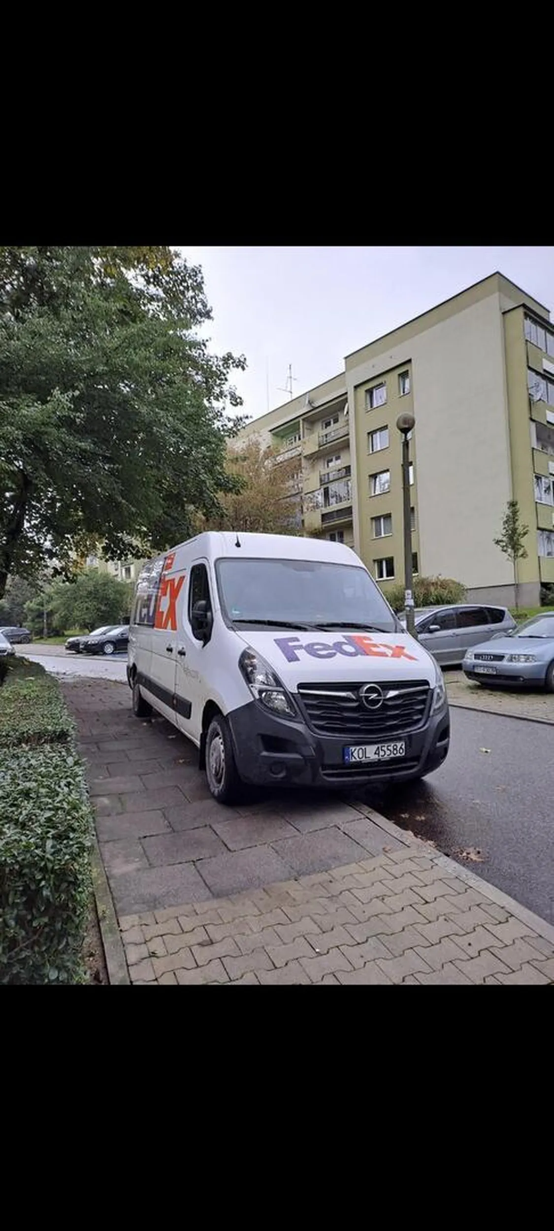 Tutaj to za mało mijesca i troszkę dla pieszych zostawione a pojazd za ciezki i niszczy chodnik! (9.11.25)