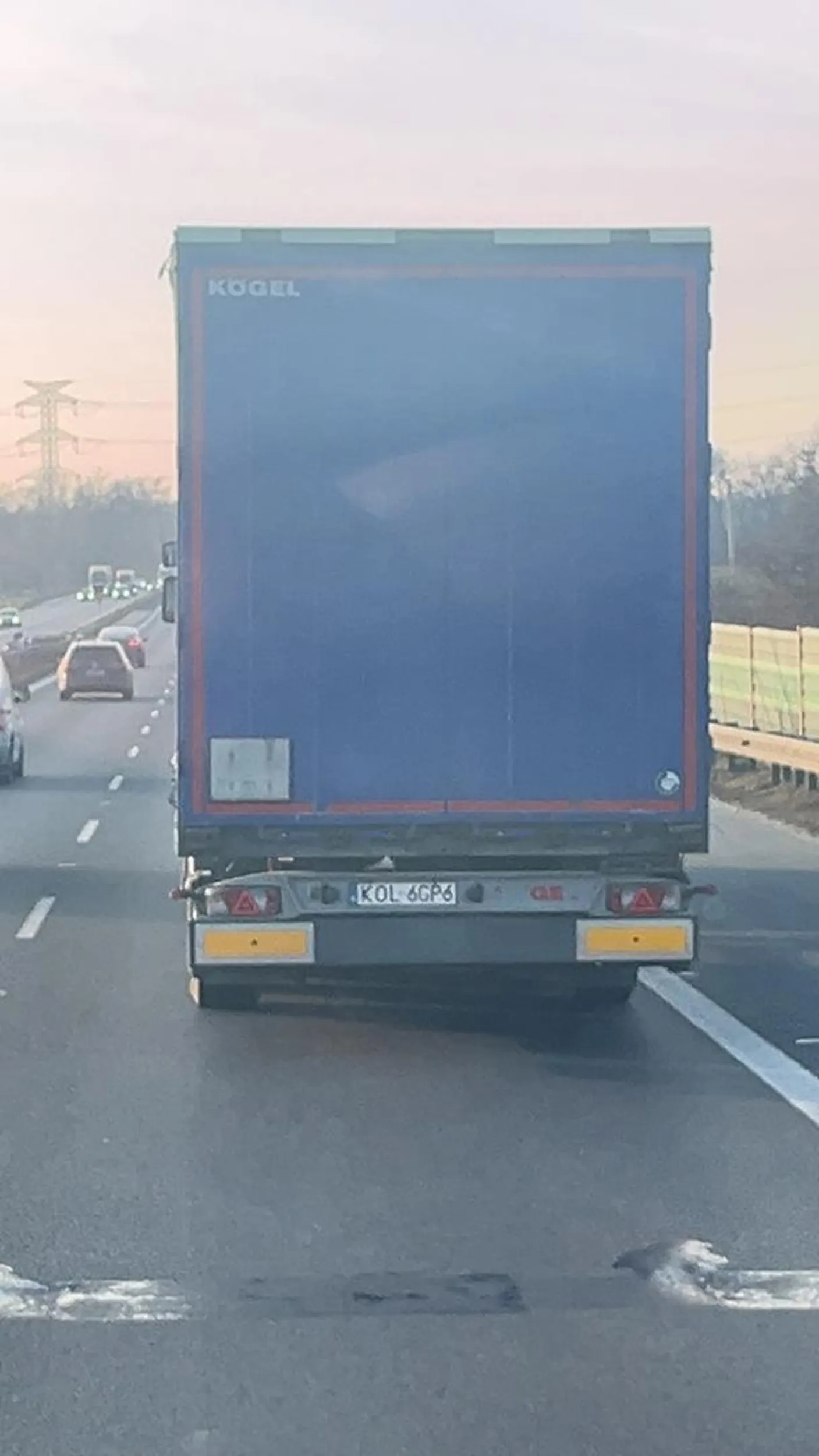 Kierowca na magnesie najpierw wyprzedza a później hamuje . Jechał ponad 100 km/h