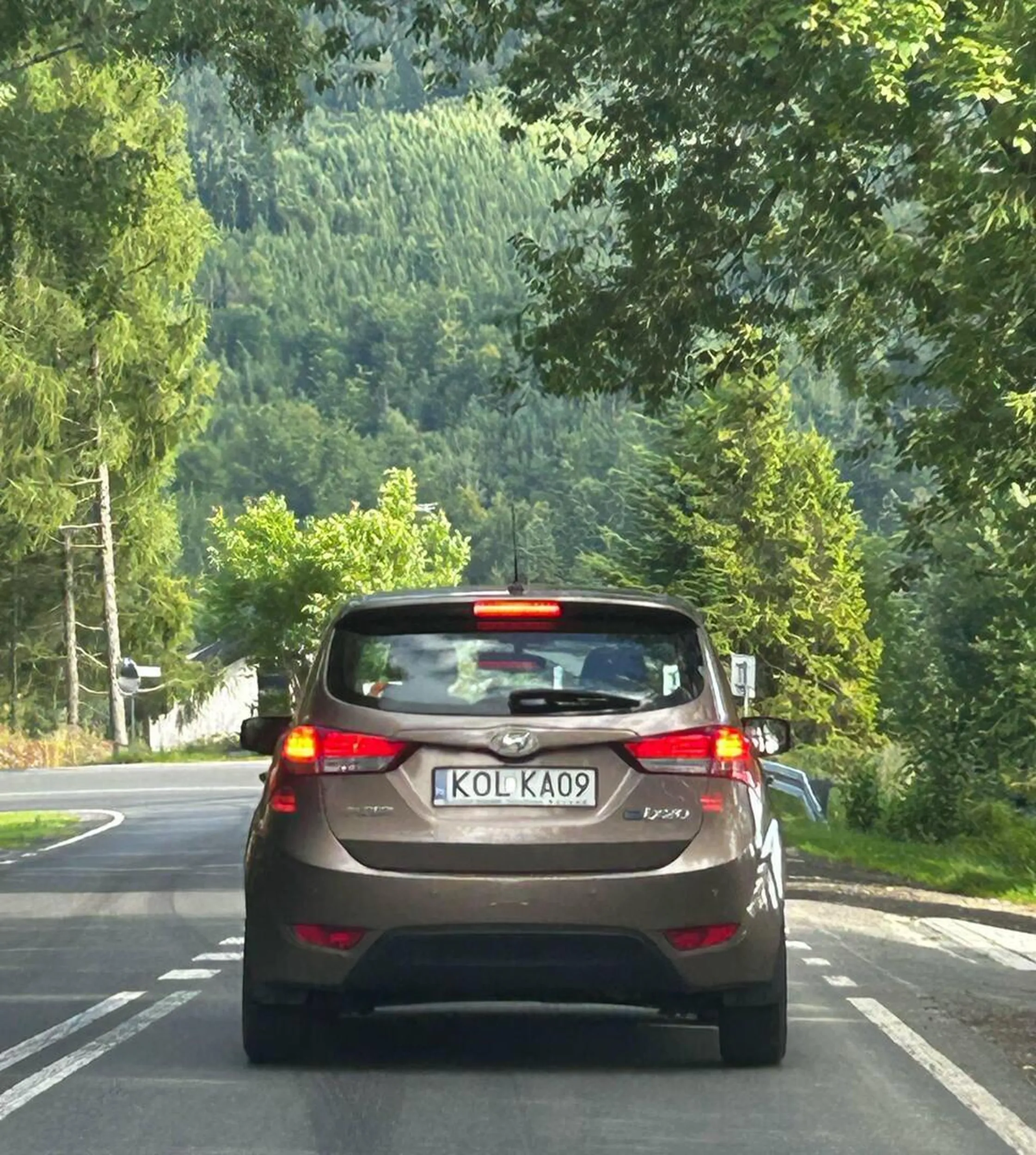 Facet nie powinien mieć prawa jazdy blokuje drogę jadąc 20 na godzinę. Tragedia