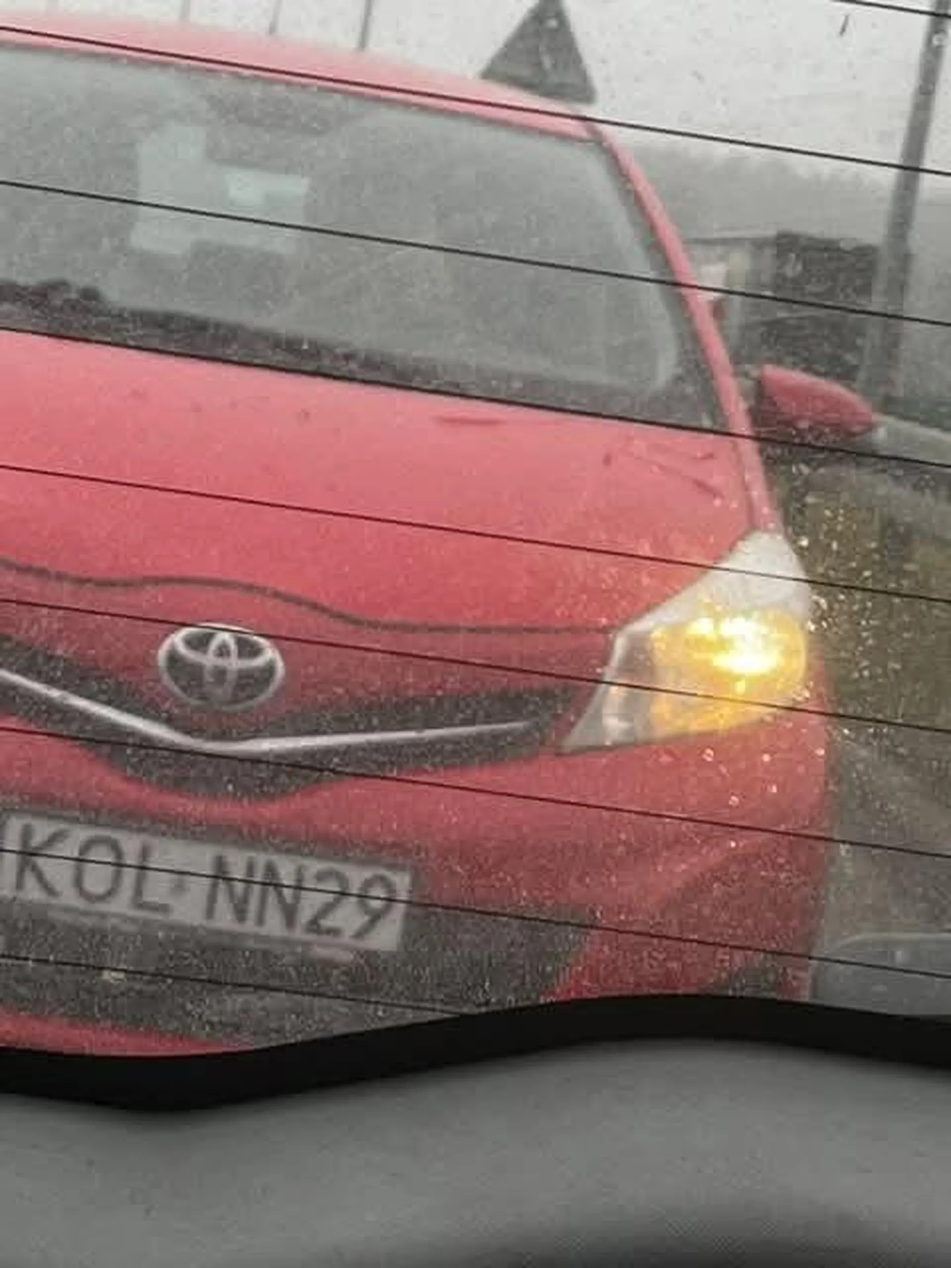 Nie polecam jeździ na zderzaku i wyprzedza na przejściu