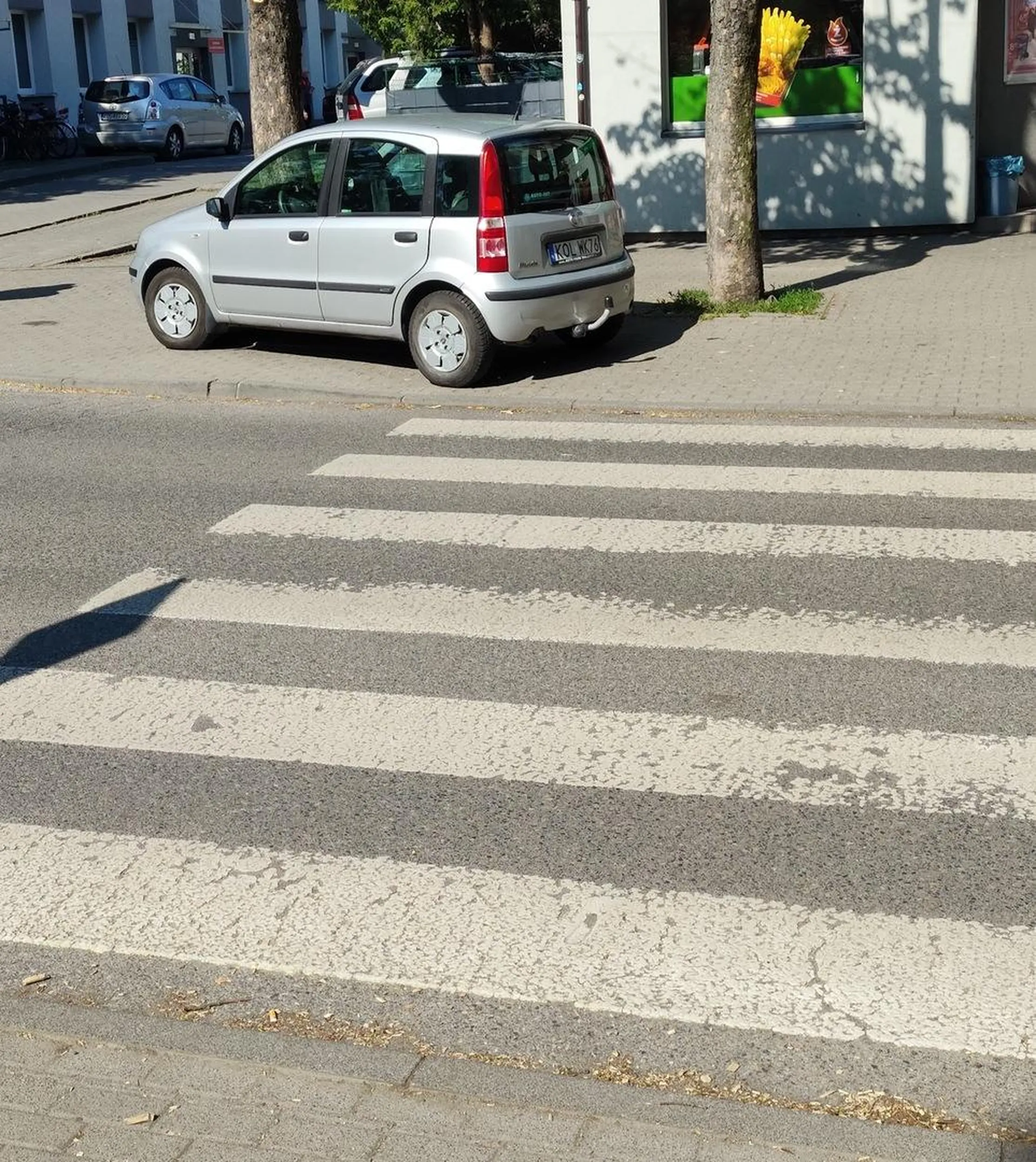 parkowanie bezpośrednio na przejściu dla pieszych