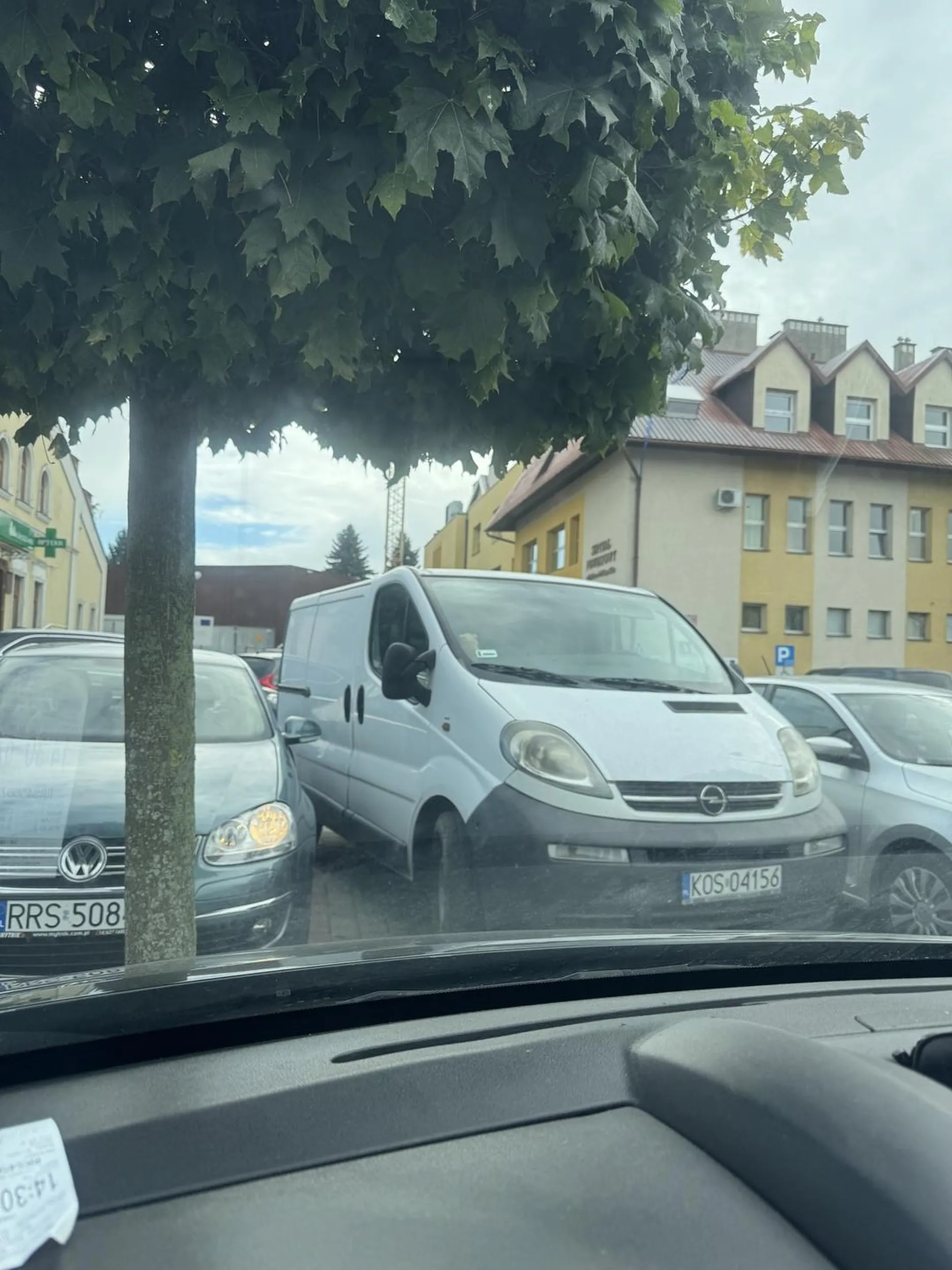 Młody kierowca zaparkował tak że utrudnił możliwość wejścia do pojazdu dwóm sąsiednim autom.
