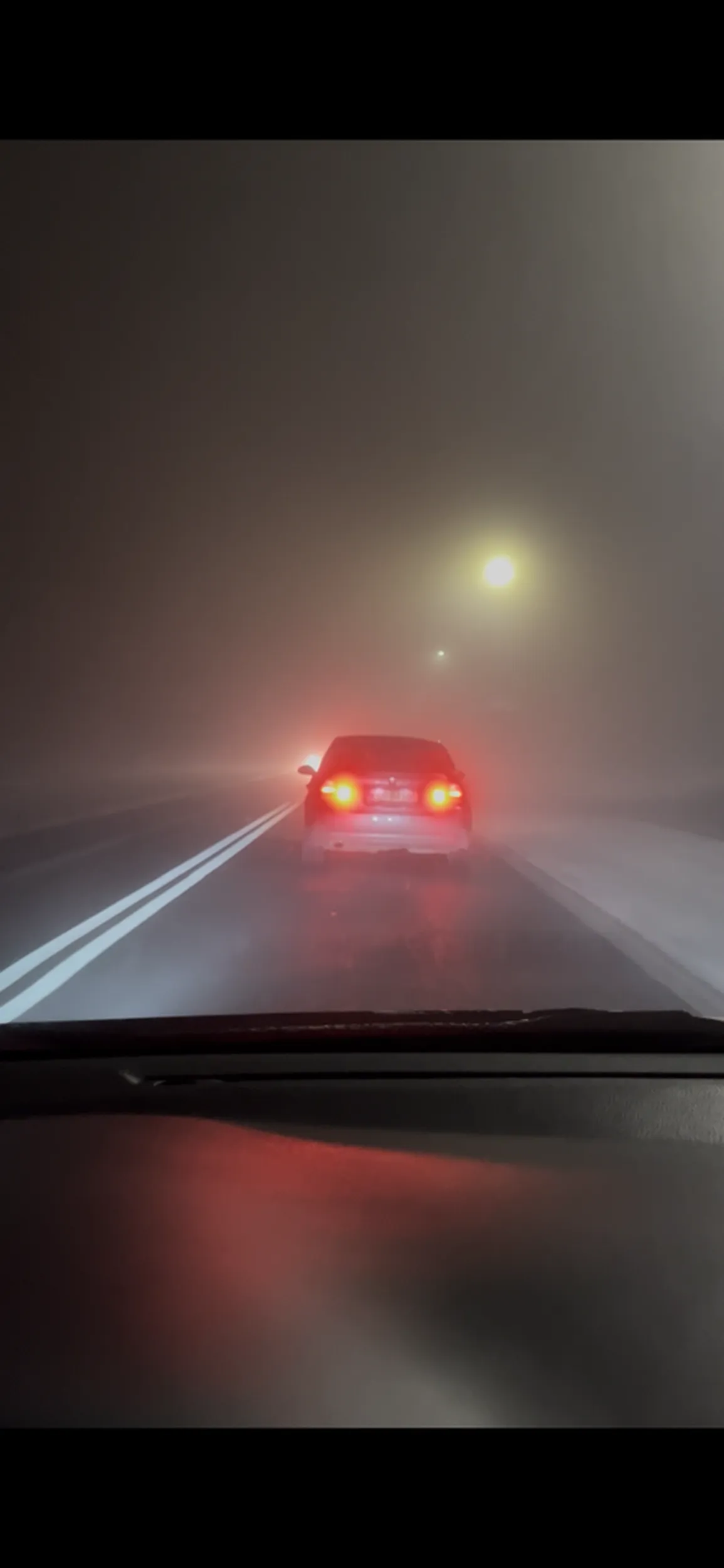 Zjeb jakich mało warunki pogodowe trudne, a wielu kierowców nie czuje sie pewnie za kółkiem. Gratulacje dla niego wyprzedzał na podwójniej ciągłej na czołowe z tirem i o mało nie zrobił karambolu