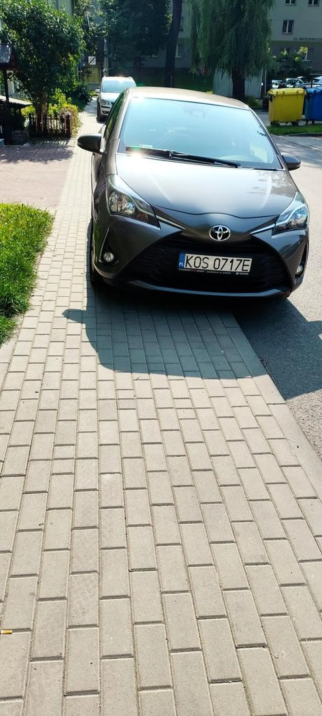 Chodnik jest dla pieszych nie do parkowania!  Jeszcze na zakazie zatrzymywania się.