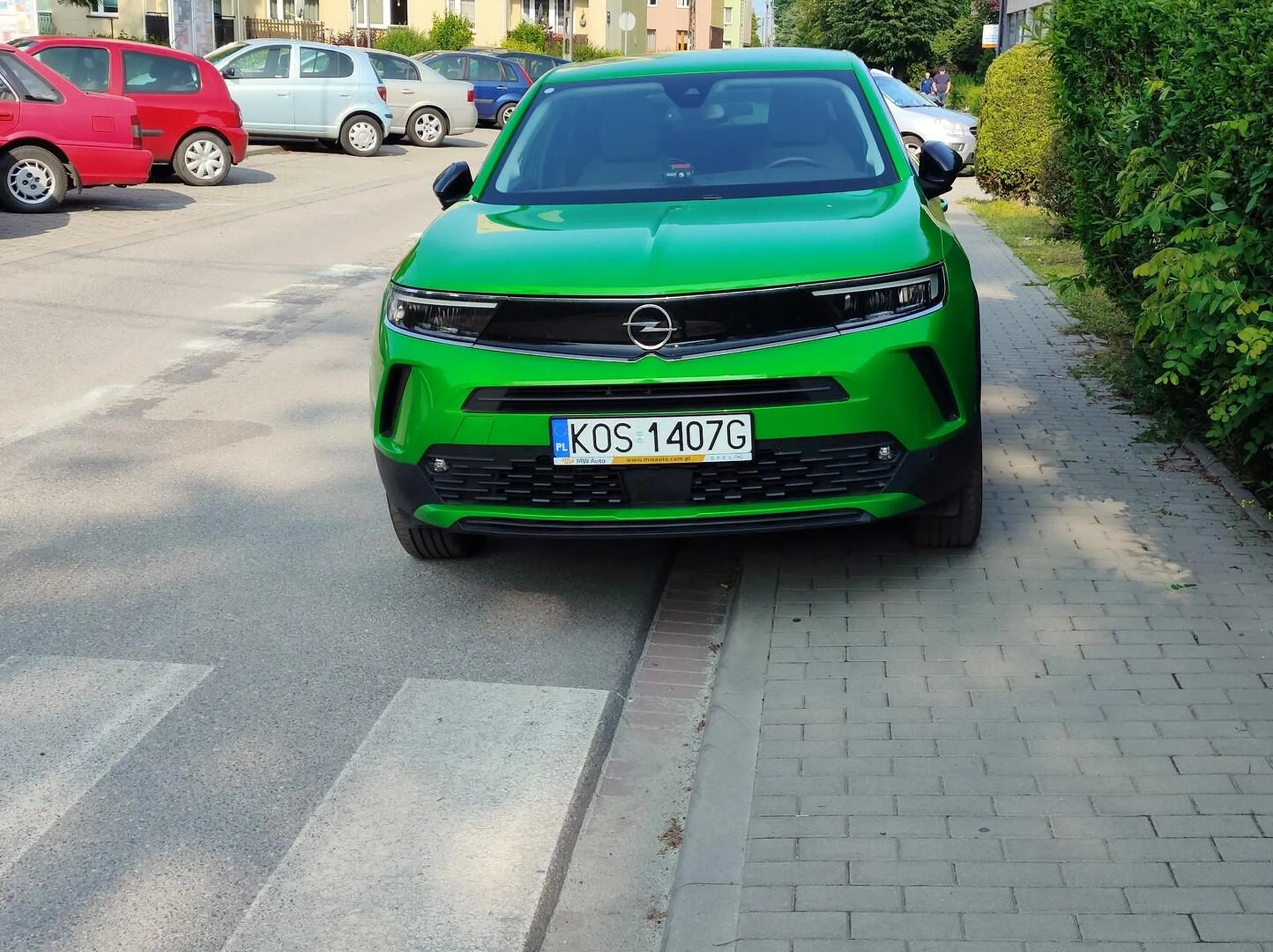 Zastawianie chodnika i widoczności przy przejściu dla pieszych przy szkole!