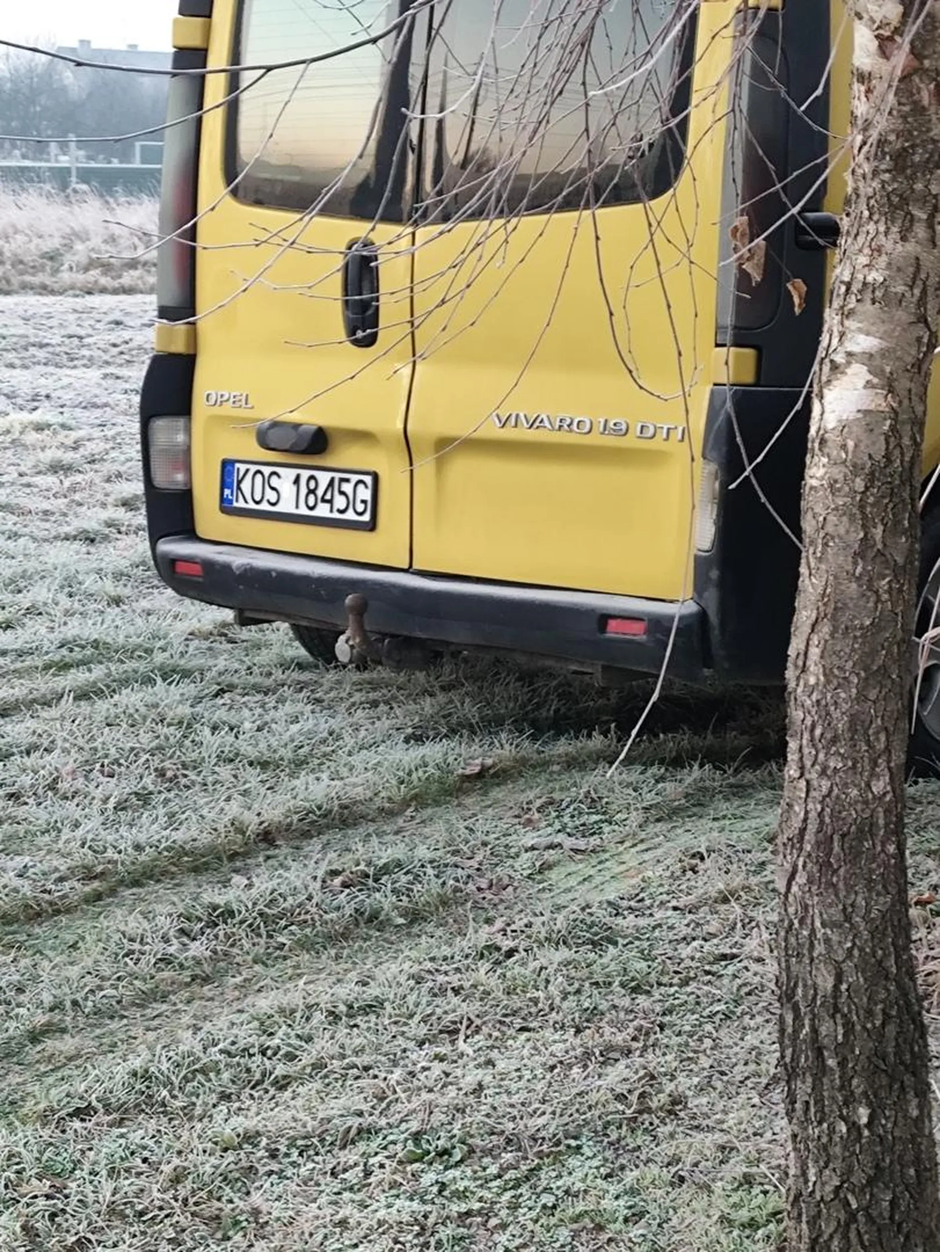 Kierowca stanął autem na cudzym polu oraz perfidnie zdefekował się na oczach właściciela