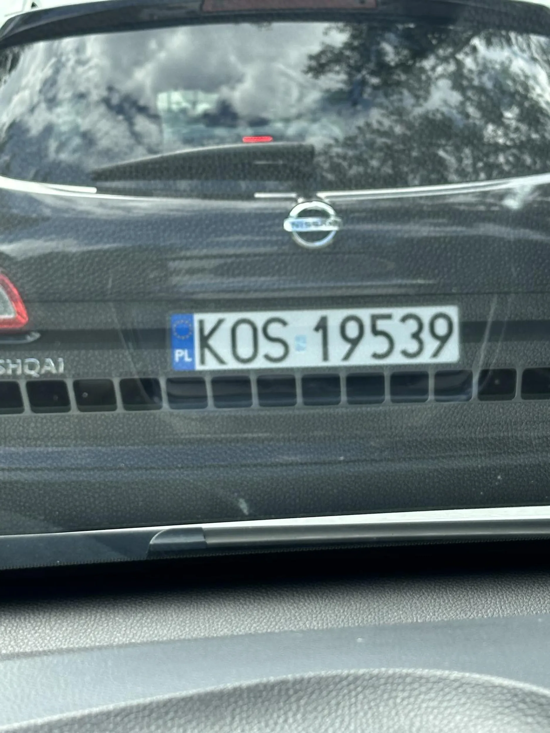 Zjeb zatrzymuje się na środku skrzyżowania żeby sobie pogadać z przechodniami…