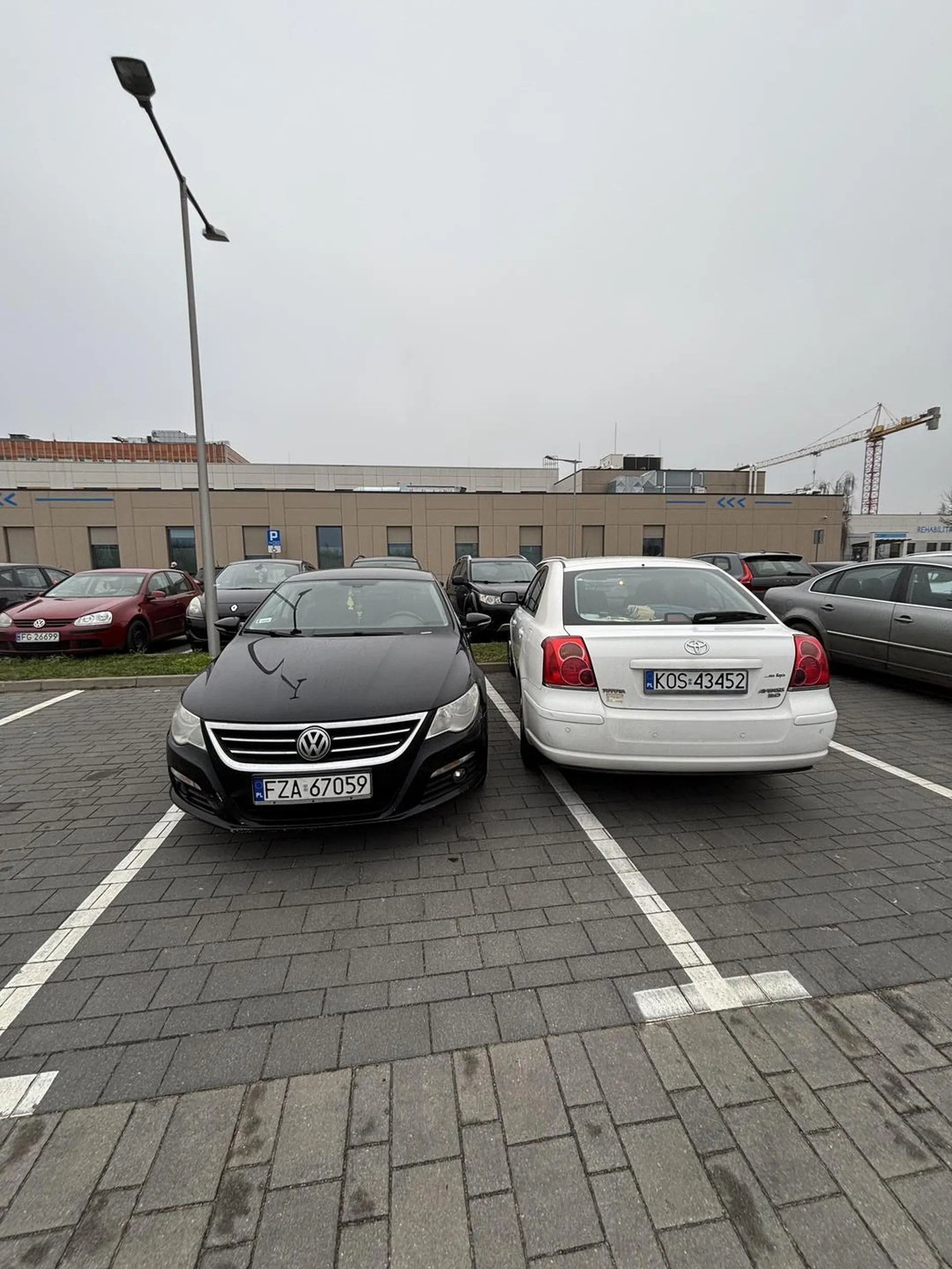 Zajebisty mistrz parkowania..