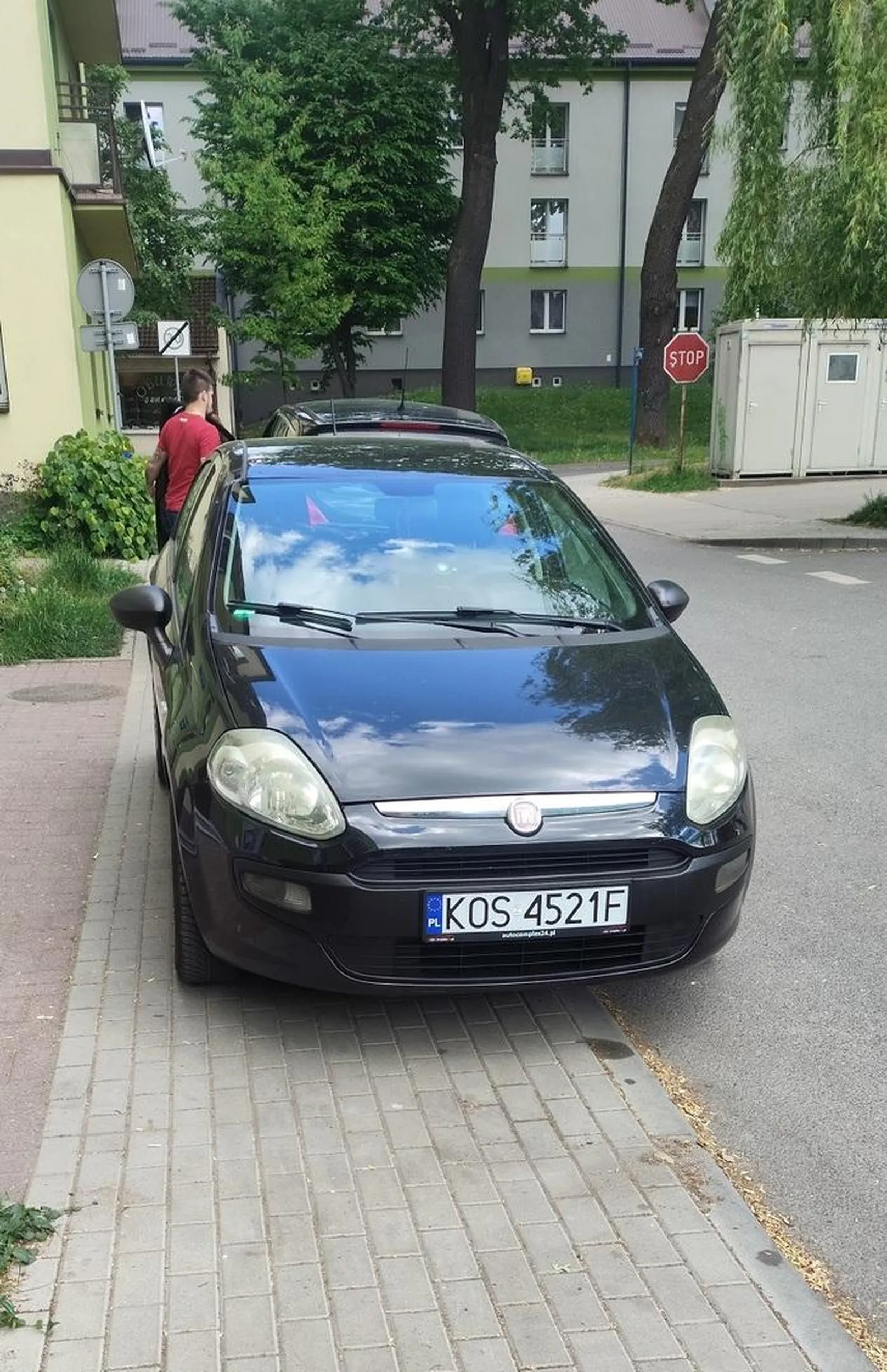 cała szerokość chodnika