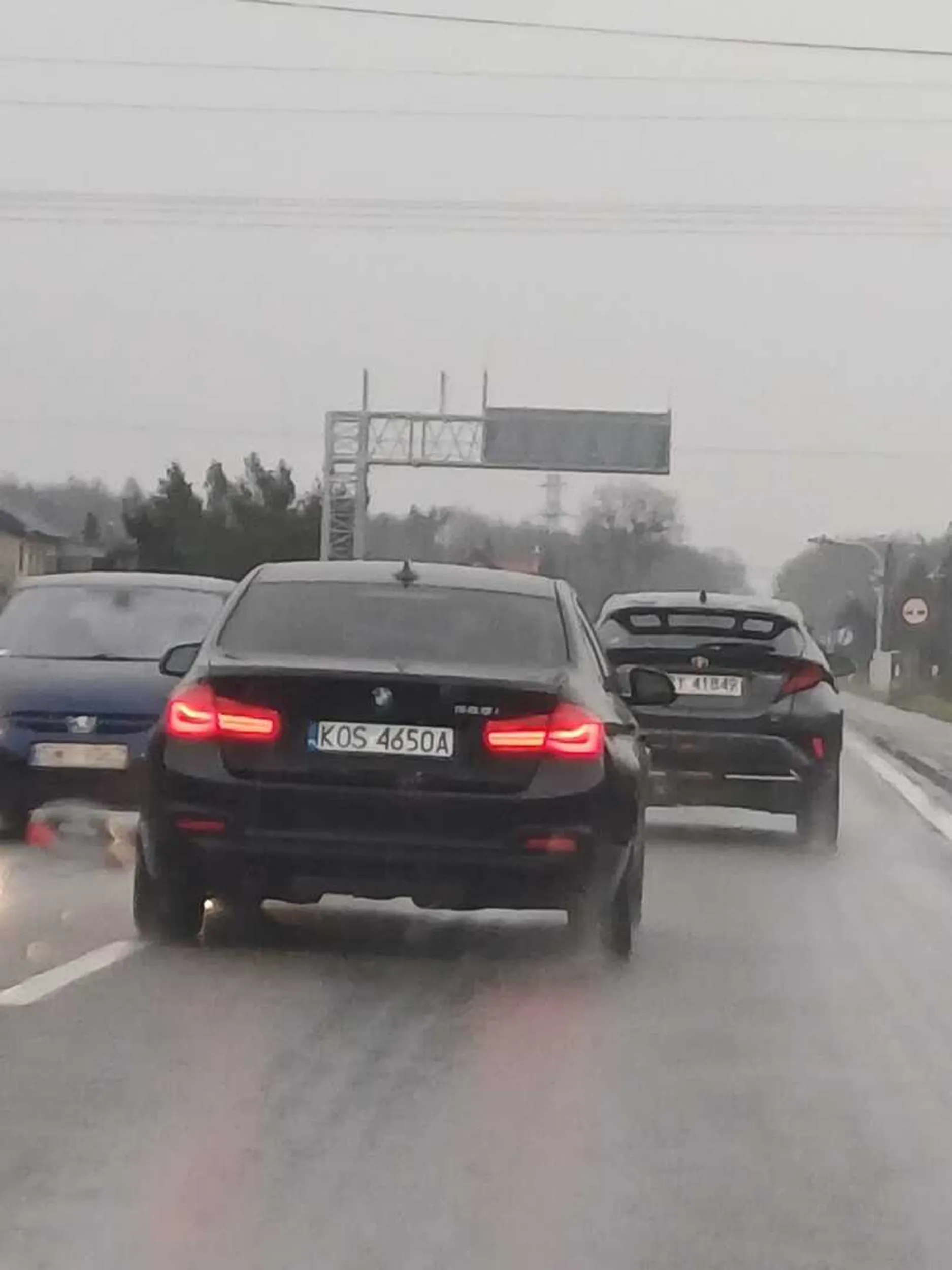 Kierowca ewidentnie szuka zaczepki, prowokuje spowodowanie kolizji zajeżdżając drogę oraz zachowując zbyt mały odstęp z boku podczas wyprzedzania na podwójnej ciągłej.